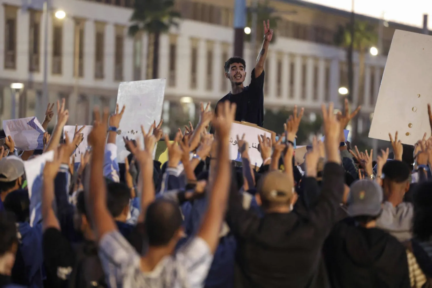 جانب من المظاهرات التي عاشتها مدينة الدار البيضاء مساء الاثنين (أ.ف.ب)