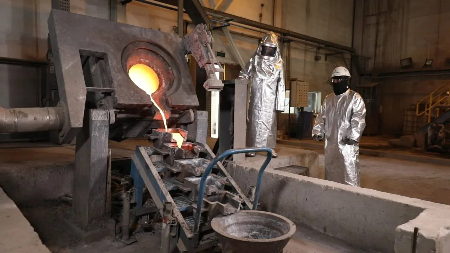 عاملان داخل أحد مصانع «معادن» في السعودية (الشرق الأوسط)