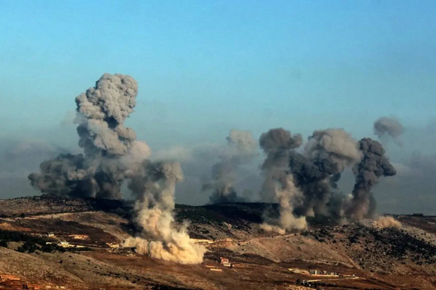 31 August 2025, Lebanon, Qlaiyaa: Black smoke billows for an Israeli air raid on an alleged post of Hezbollah on the outskirts of the southern Lebanese city of Nabatieh. (dpa)
