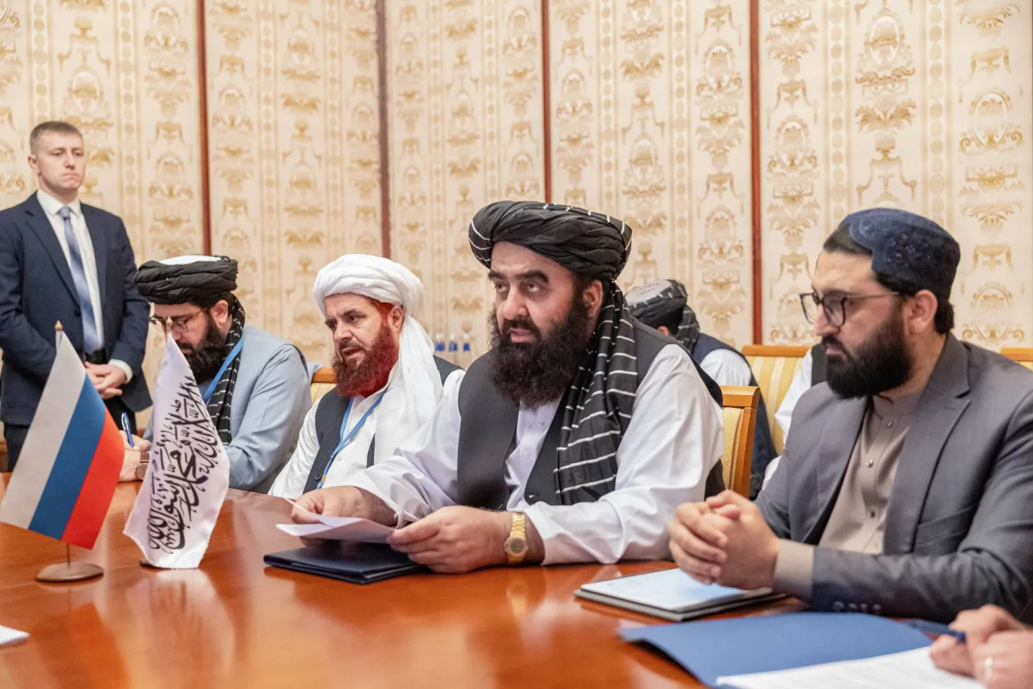 التقى وزير الخارجية الروسي سيرغي لافروف (غير مصور) بوزير الخارجية في الحكومة الأفغانية المؤقتة التي شكلتها حركة «طالبان» أمير خان متقي (يمين) على هامش الاجتماع السابع لـ«صيغة موسكو للمشاورات» بشأن أفغانستان في موسكو (د.ب.أ)