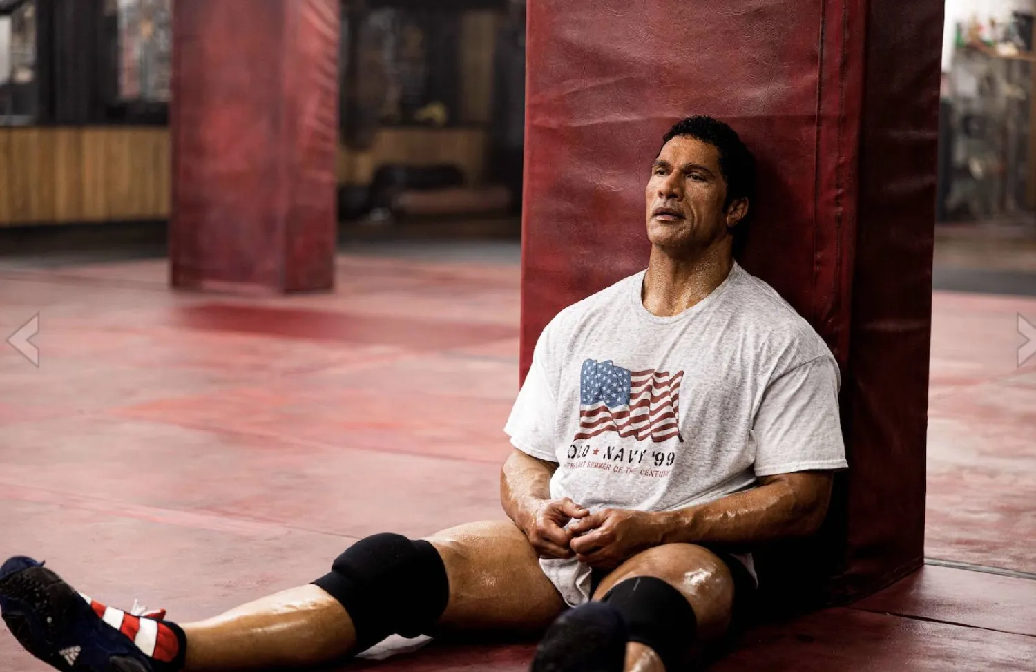 دواين جونسن منهكاً في «آلة التحطيم» (إيه 24 فيلمز)