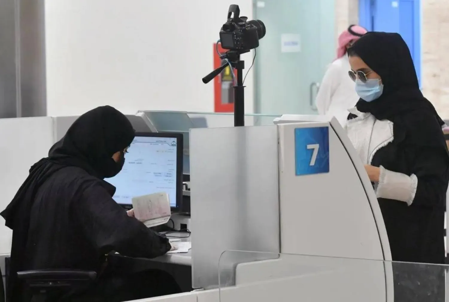 النساء السعوديات يعملن في معظم القطاعات (واس)