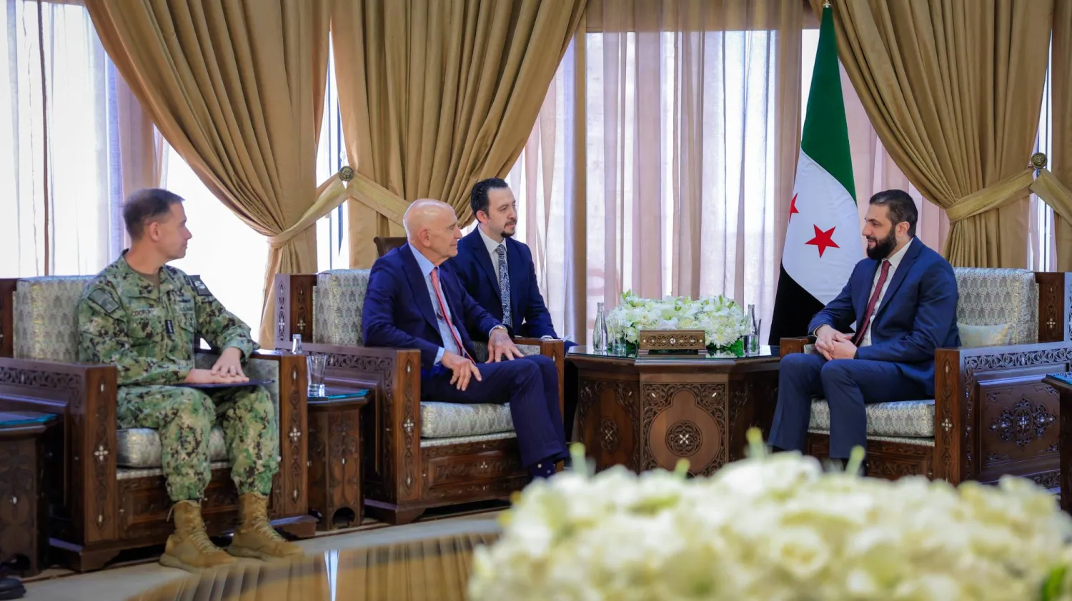 الرئيس أحمد الشرع ستقبل في دمشق الثلاثاء المبعوث الأميركي الخاص إلى سوريا توماس براك وقائد القيادة المركزية الأميركية الأدميرال براد كوبر (حساب الرئاسة)