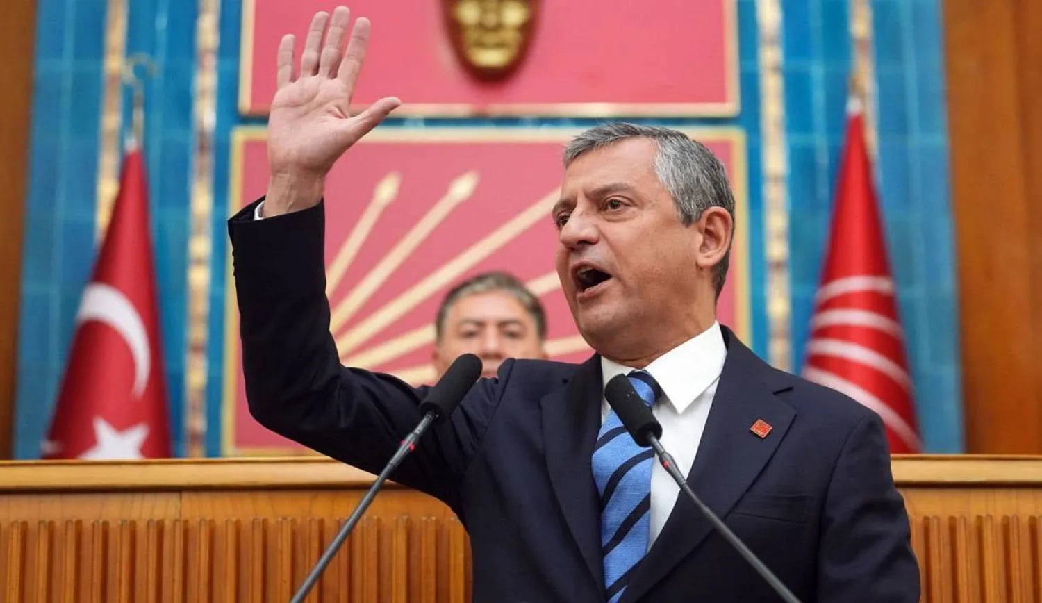 زعيم المعارضة التركية ورئيس حزب «الشعب الجمهوري» أوغلو أوزيل متحدثاً أمام البرلمان في أول اجتماع في السنة التشريعية الجديدة (موقع الحزب)