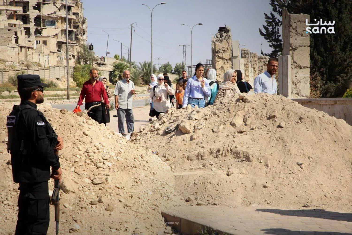 قوى الأمن الداخلي تؤمن خروج الأهالي من حيي الأشرفية والشيخ مقصود باتجاه أحياء حلب المجاورة (سانا)