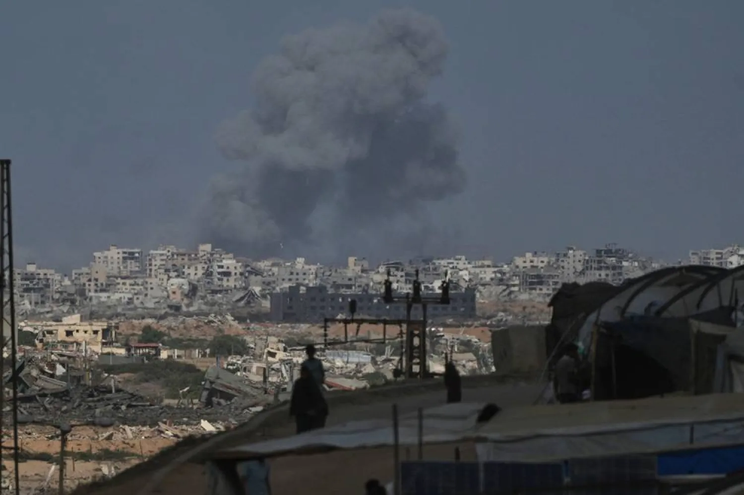  Smoke rises following an Israeli military strike in Gaza City, as seen from the central Gaza Strip, Sunday, Oct. 5, 2025. (AP) 