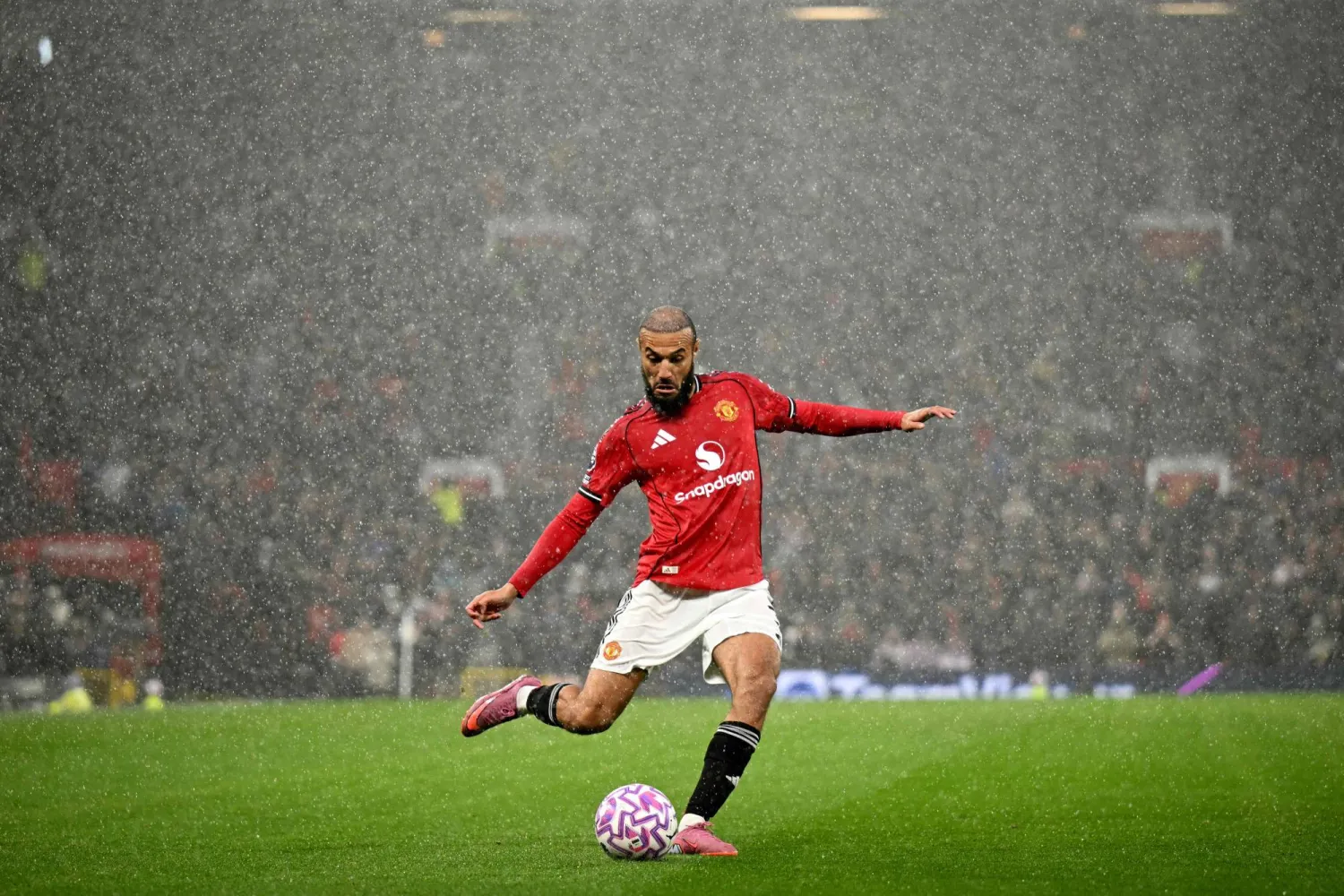 المغربي الدولي نصير مزراوي من مواليد هولندا (أ.ف.ب)