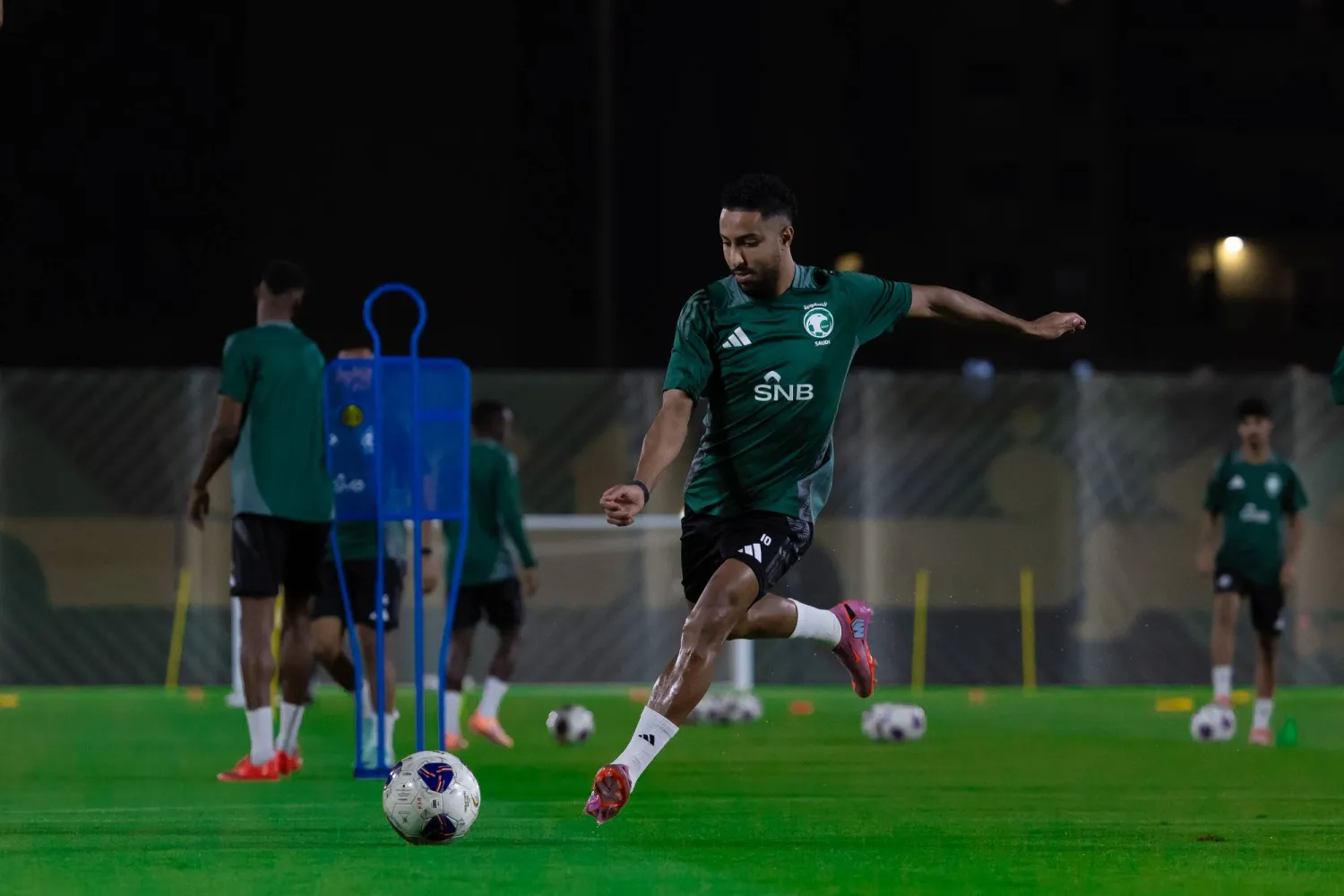 سالم الدوسري يسدد الكرة خلال تدريبات الأخضر (المنتخب السعودي)