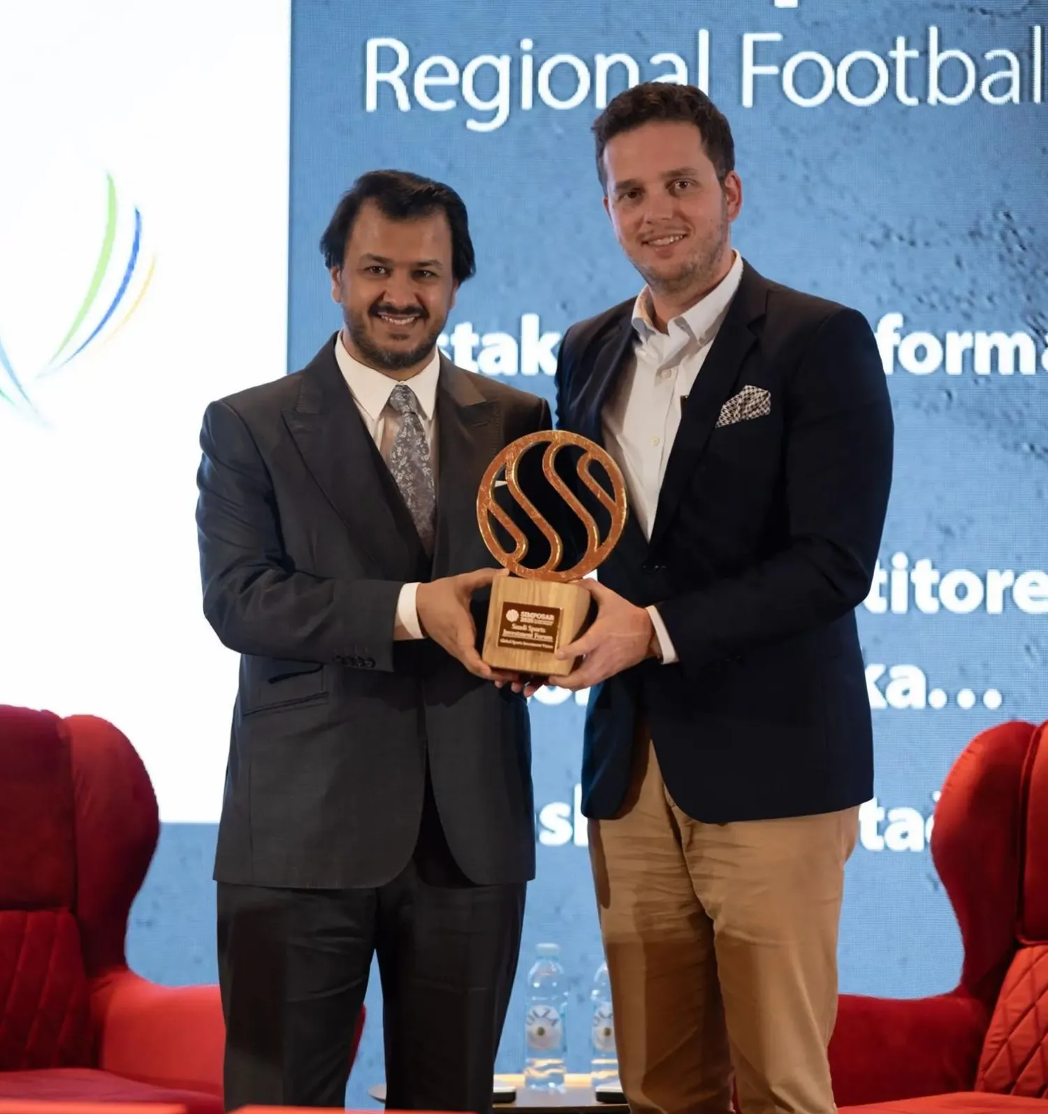 البكري يتسلم الجائزة من رئيس وزراء سراييفو (الشرق الأوسط)