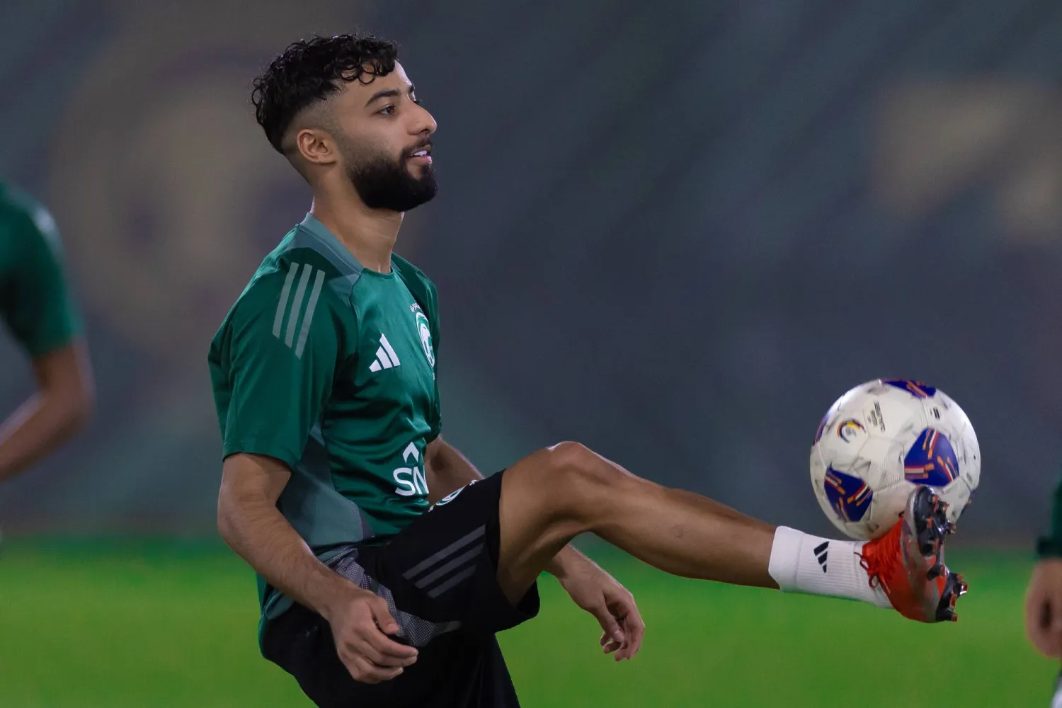صالح أبو الشامات قال إنه يتطلع لتقديم الإضافة الفنية (المنتخب السعودي)