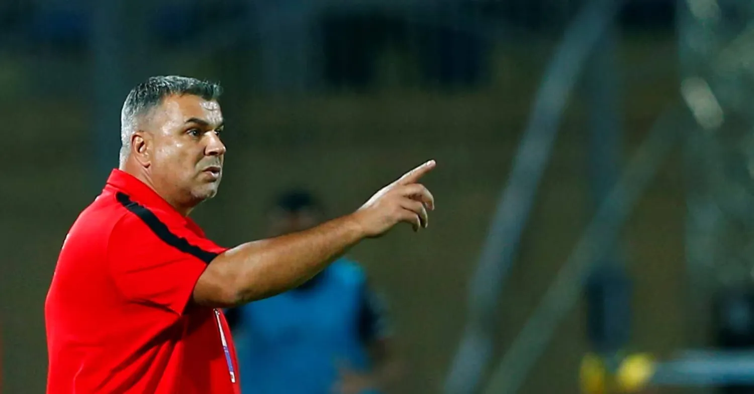 الروماني كوزمين أولاريو مدرب منتخب الإمارات (رويترز)