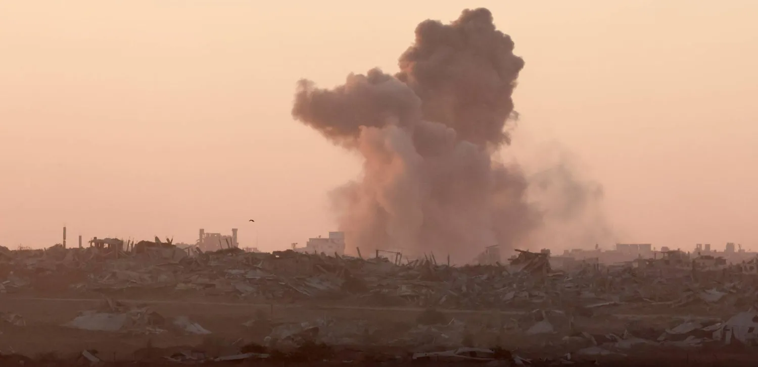 الدخان يتصاعد من قطاع غزة جراء الهجمات الإسرائيلية 7 أكتوبر 2025 (رويترز)