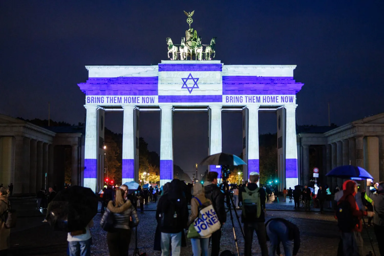 عبارة «أعيدوهم إلى ديارهم الآن» في إشارة إلى الرهائن الإسرائيليين خلال إضاءة بوابة براندنبورغ إحياءً للذكرى السنوية الثانية للهجوم الذي شنته حركة «حماس» على إسرائيل... الصورة في العاصمة الألمانية برلين 7 أكتوبر 2025 (إ.ب.أ)