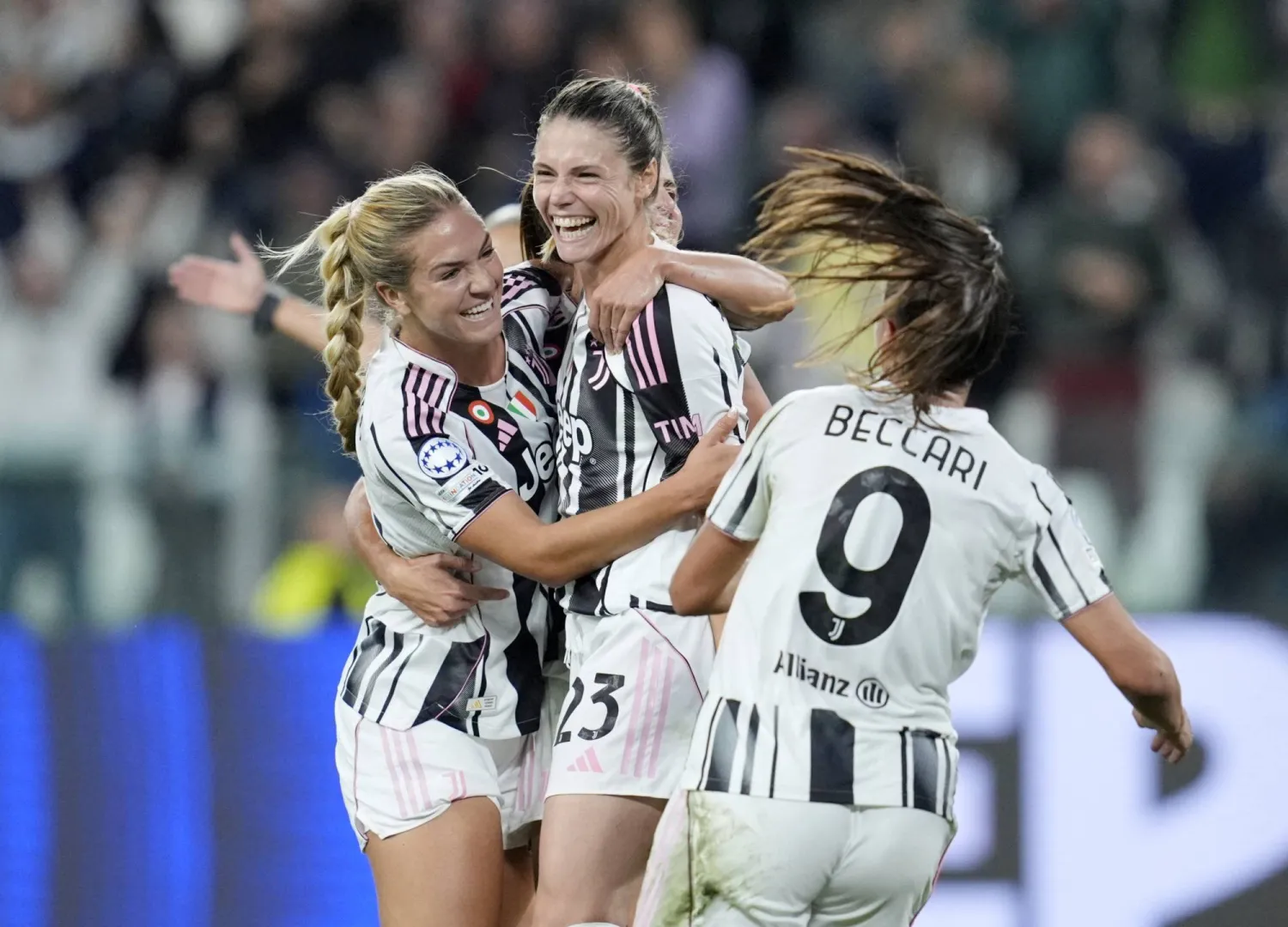 فرحة سيدات يوفنتوس بالفوز على بنفيكا (رويترز)