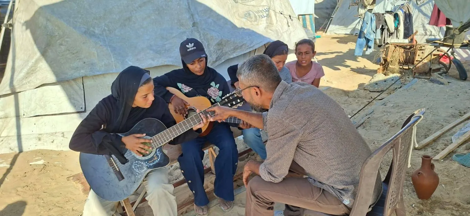 الموسيقي أحمد أبو عمشة يدرِّس العزف والغناء لأطفال غزة النازحين (صور الفنان)