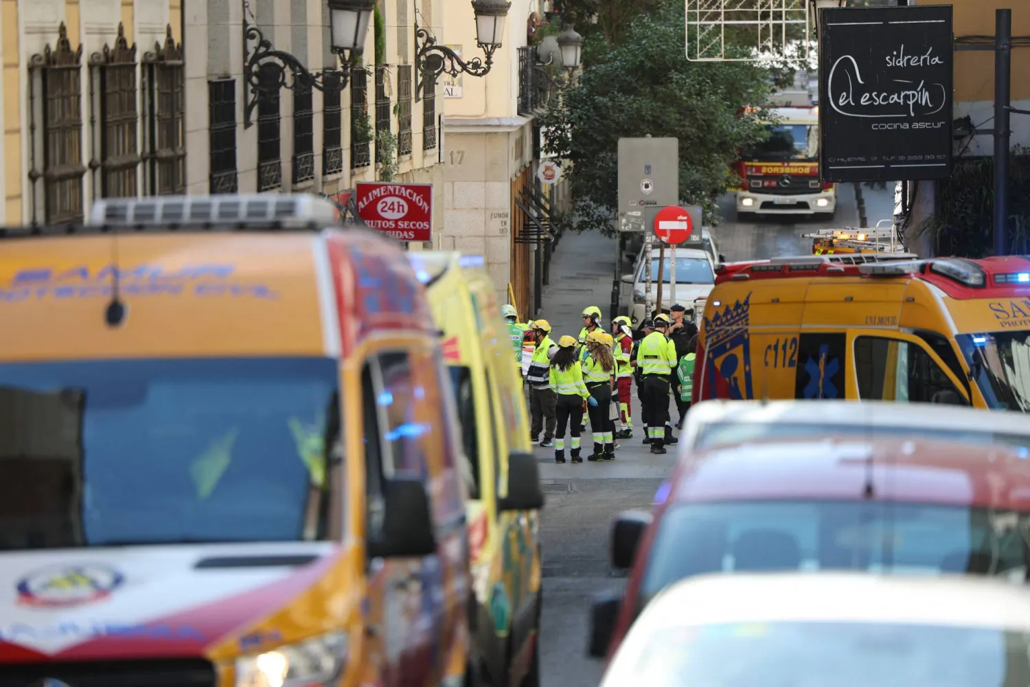Police and emergency service workers are seen near the site of a collapsed building undergoing refurbishment in Madrid on October 7, 2025. (Photo by Thomas COEX / AFP)