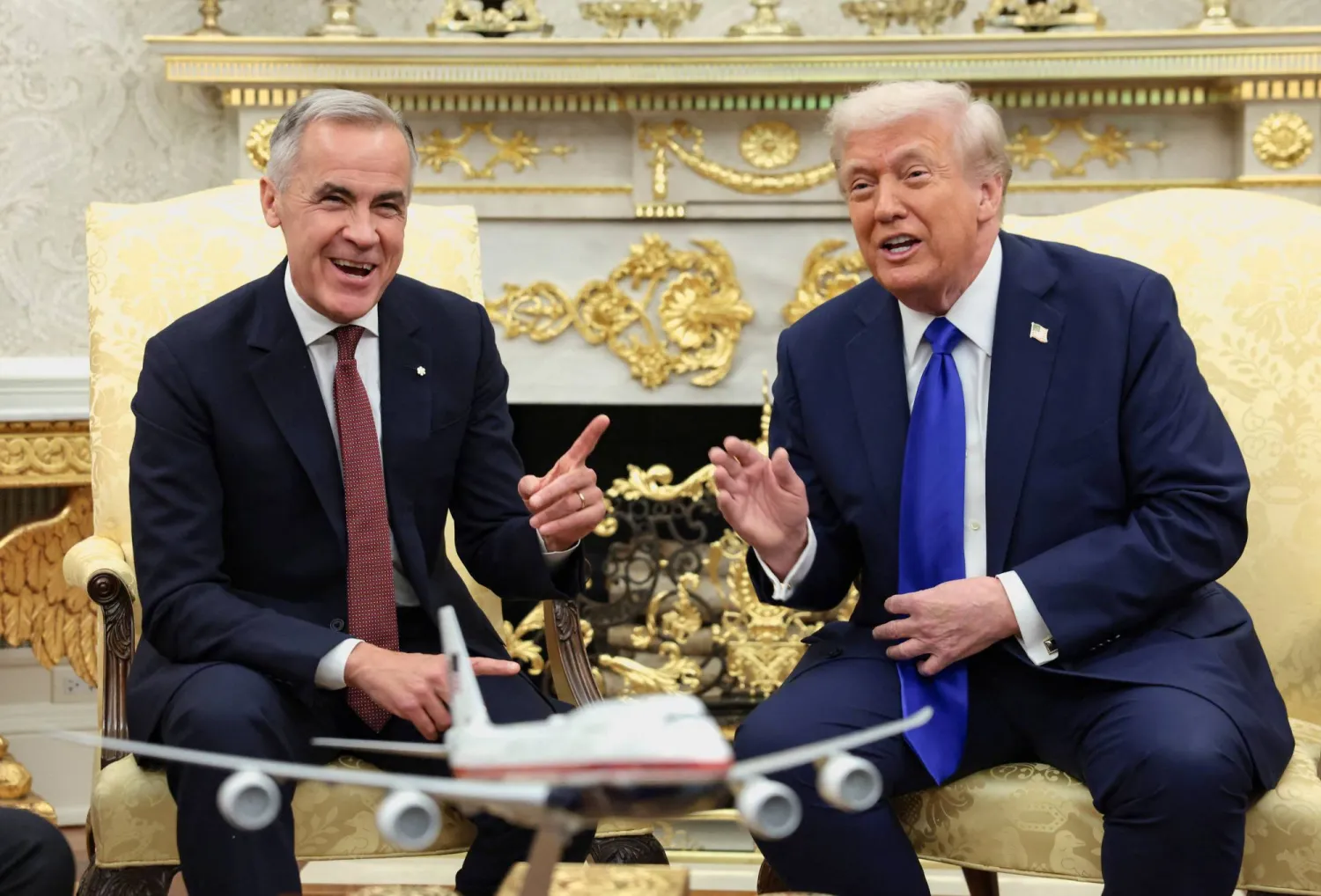  ترمب ورئيس الوزراء الكندي مارك كارني في أثناء لقائهما بالمكتب البيضاوي 7 أكتوبر 2025 (رويترز)