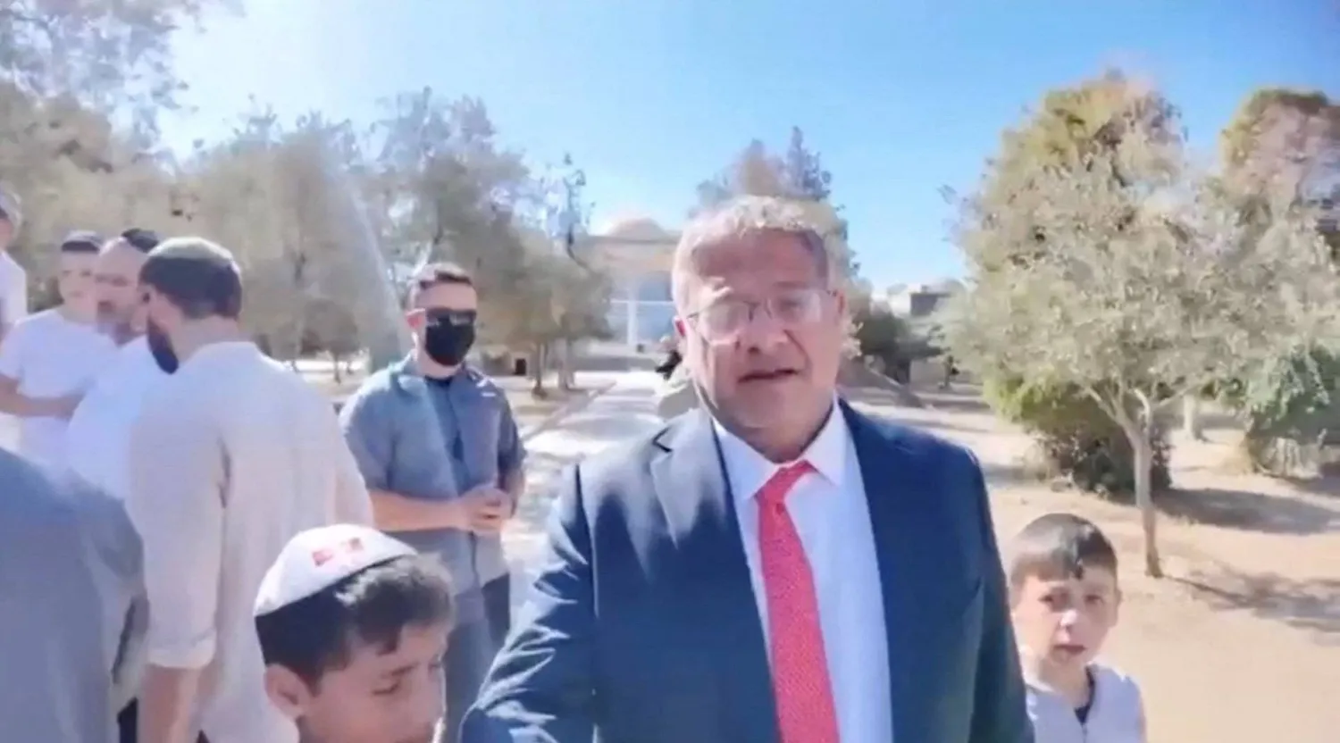 وزير الأمن القومي الإسرائيلي إيتمار بن غفير وعدد من المستوطنين خلال اقتحام المسجد الأقصى (رويترز)