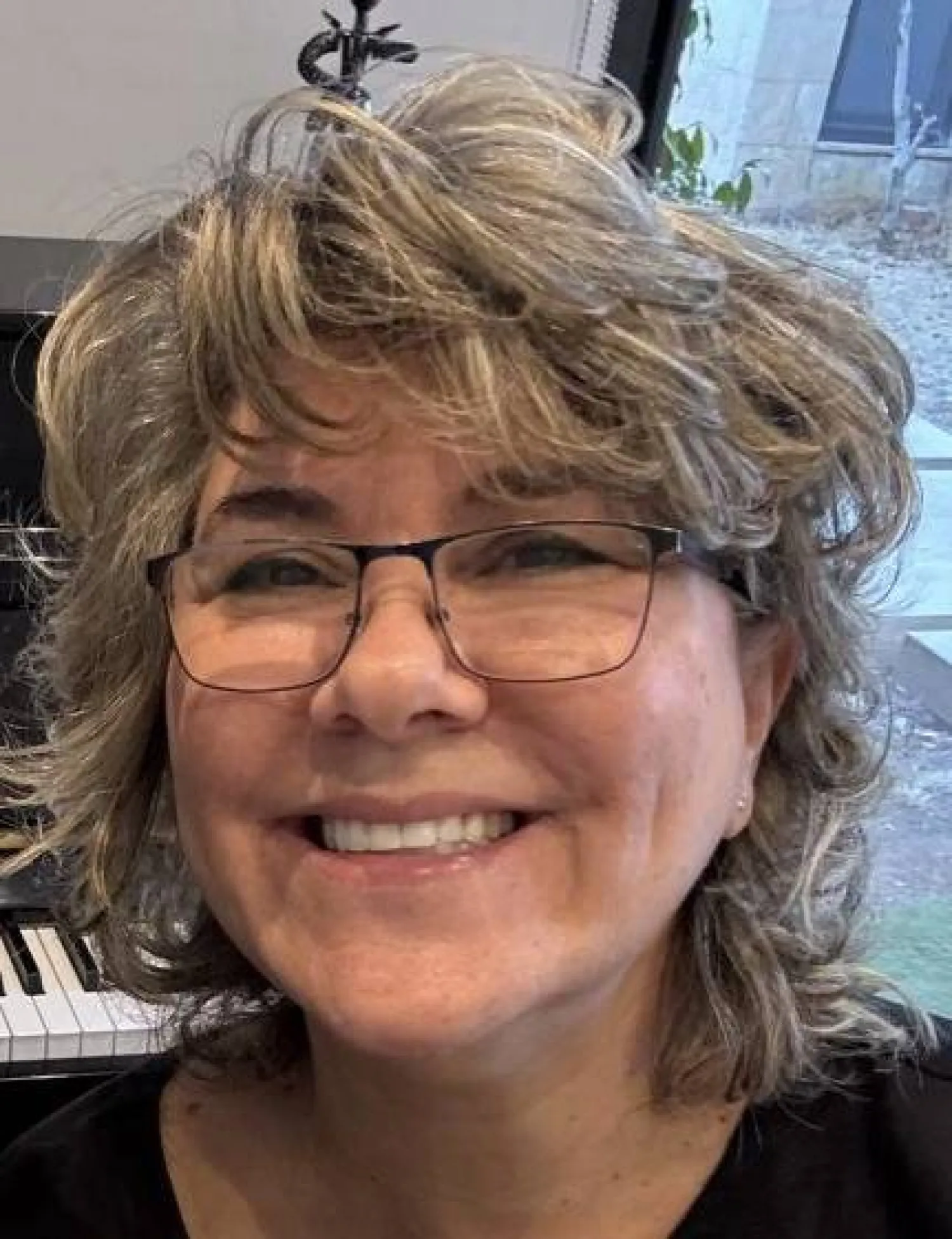 بتول الخضيري ترسم ملامح بغداد التسعينات بذاكرة مشبَّعة بالحرب والحنين (المهرجان)