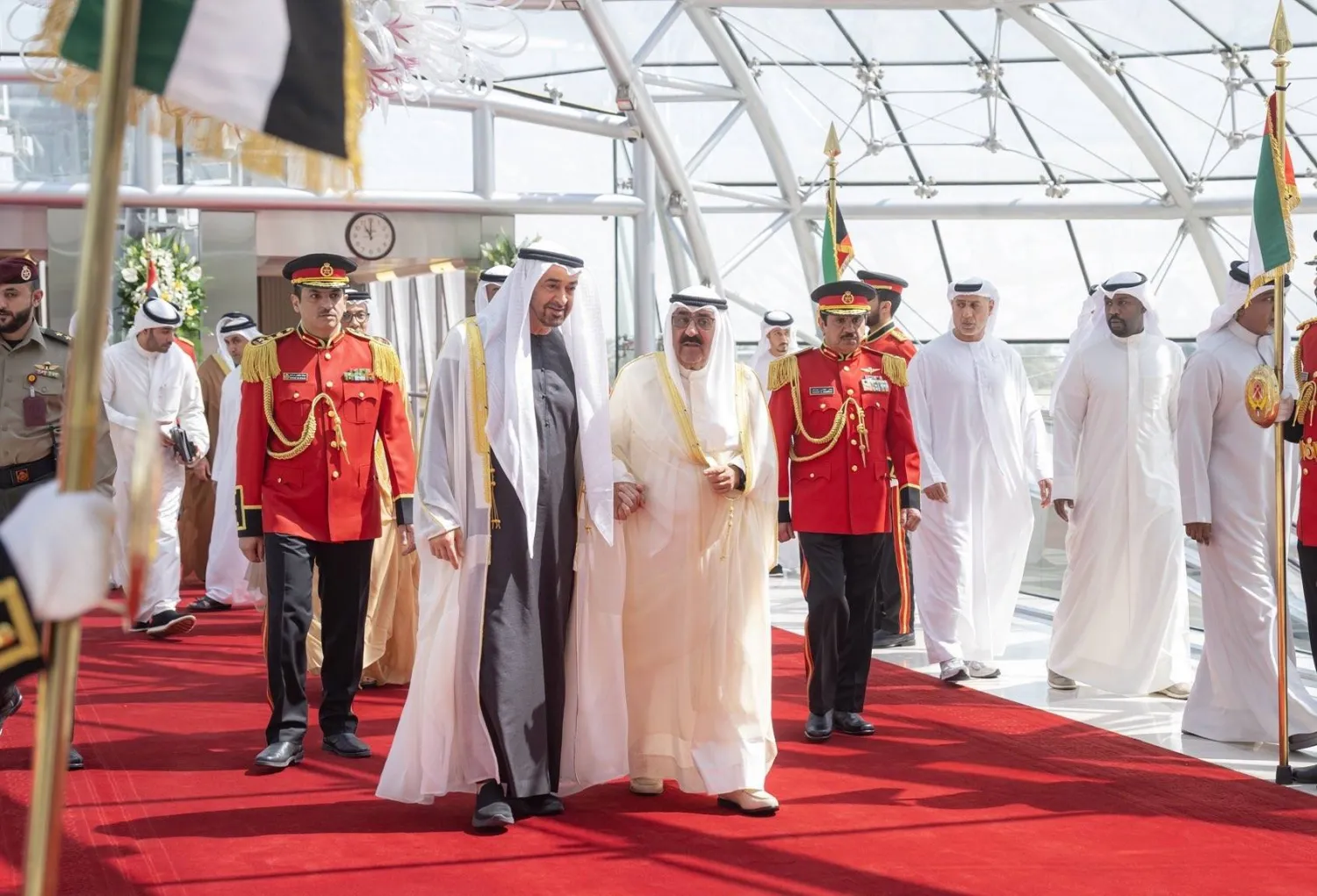 الشيخ مشعل الأحمد الصباح أمير الكويت لدى استقباله الشيخ محمد بن زايد آل نهيان رئيس دولة الإمارات لدى وصوله إلى الكويت اليوم (كونا)