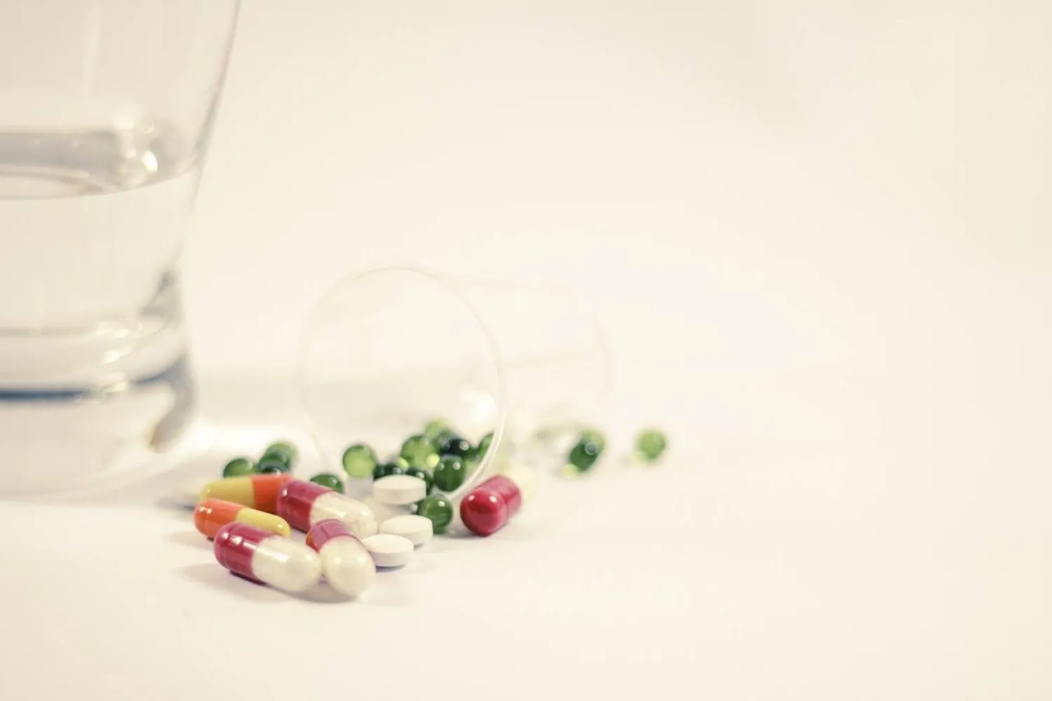 تناول الأدوية دائماً مع كوب كامل من الماء هذا يضمن عدم تعلق الدواء في الحلق (بيكسباي)