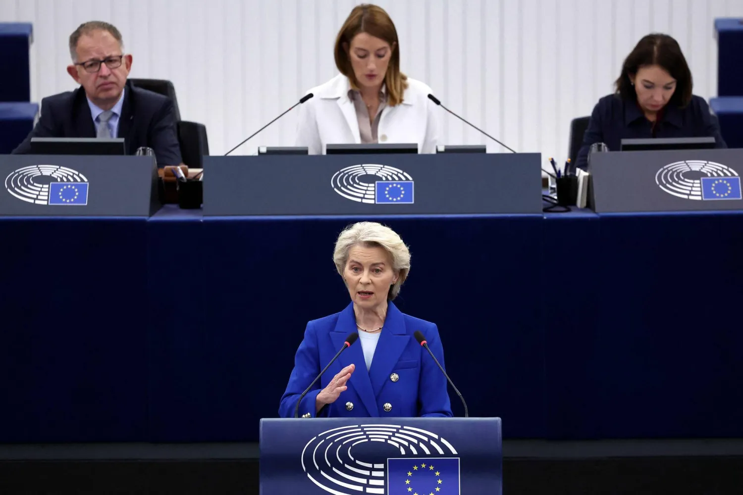 رئيسة المفوضية الأوروبية أورسولا فون دير لاين في كلمتها أمام البرلمان الأوروبي (أ.ف.ب)