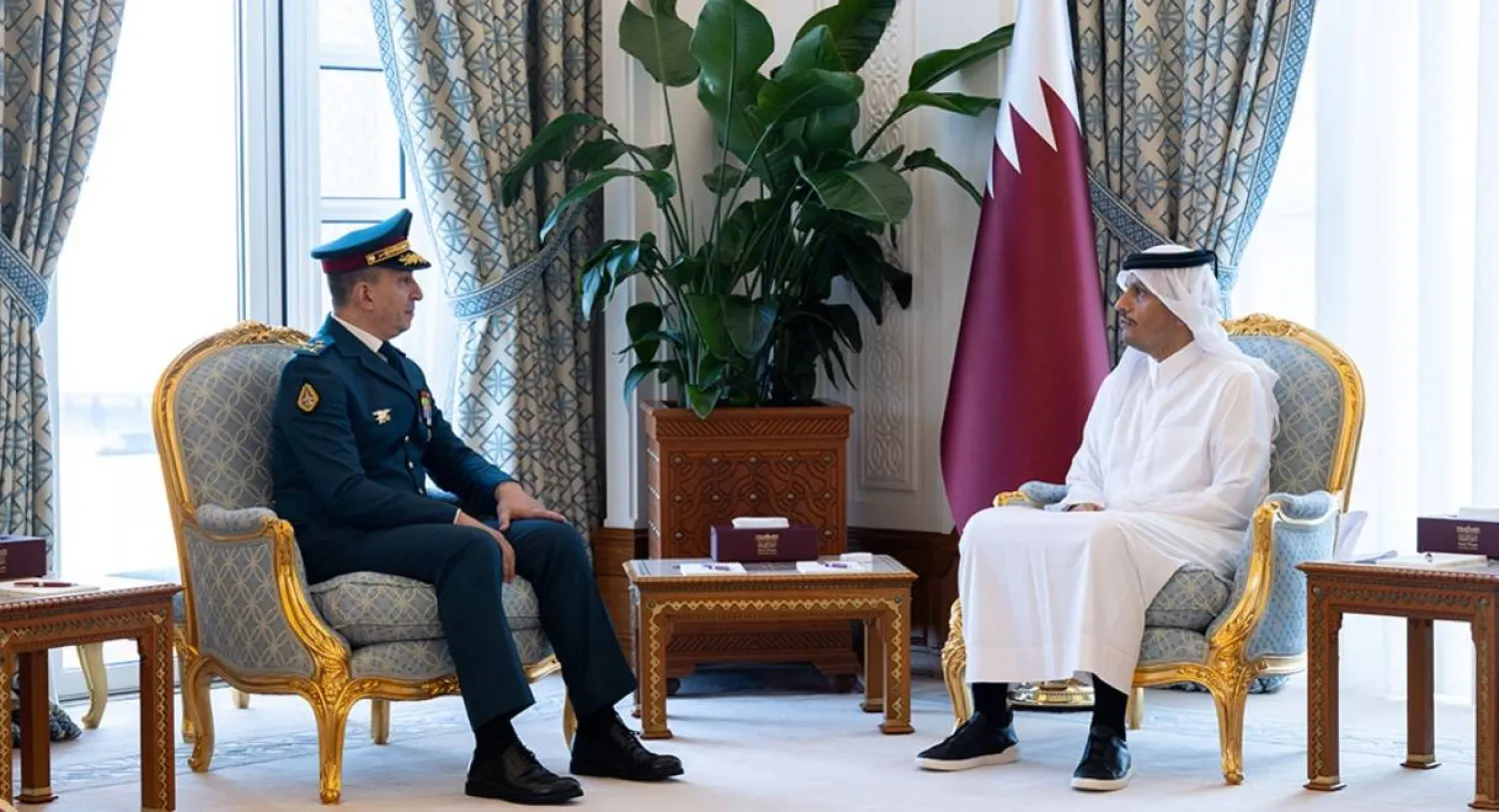 محمد بن عبد الرحمن آل ثاني رئيس مجلس الوزراء وزير الخارجية القطري لدى استقباله العماد رودولف هيكل قائد الجيش اللبناني في الدوحة اليوم (قنا)