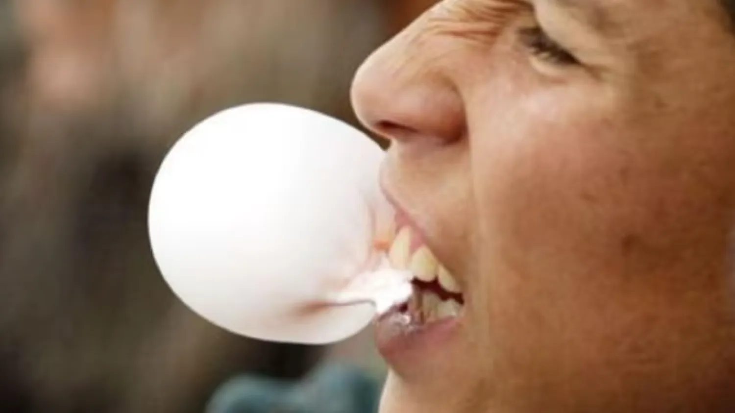 «العلكة» الجديدة قد تكشف عن الإصابة بالإنفلونزا قبل ظهور الأعراض (رويترز)