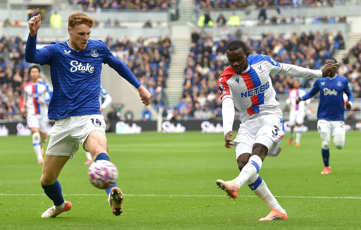 بالاس خسر بشكل درامي (1-2) أمام إيفرتون (رويترز)