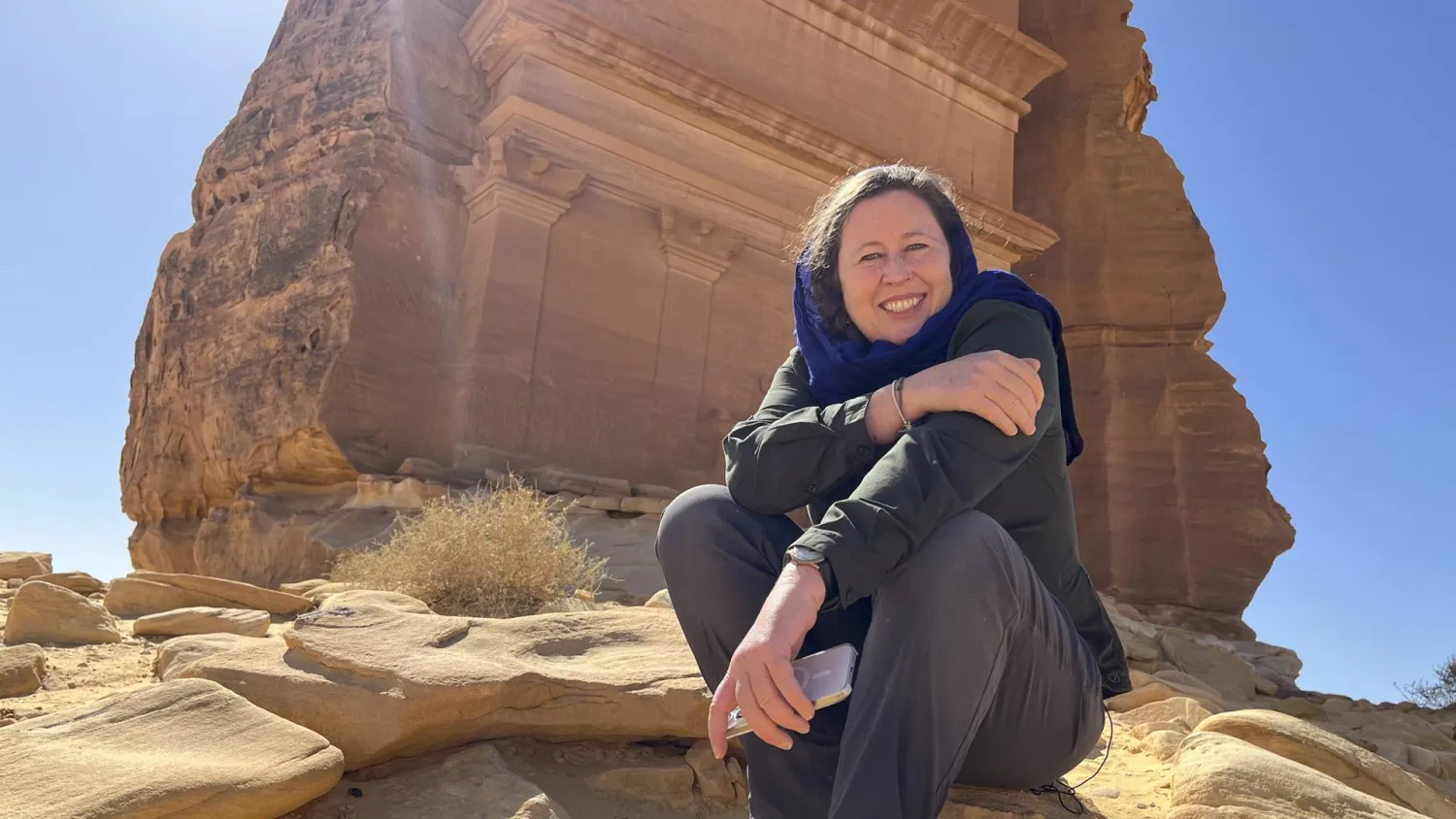 بخطى المغامرين تبحث عن الحكايات بين الرمال والجبال (السفارة البريطانية في الرياض)