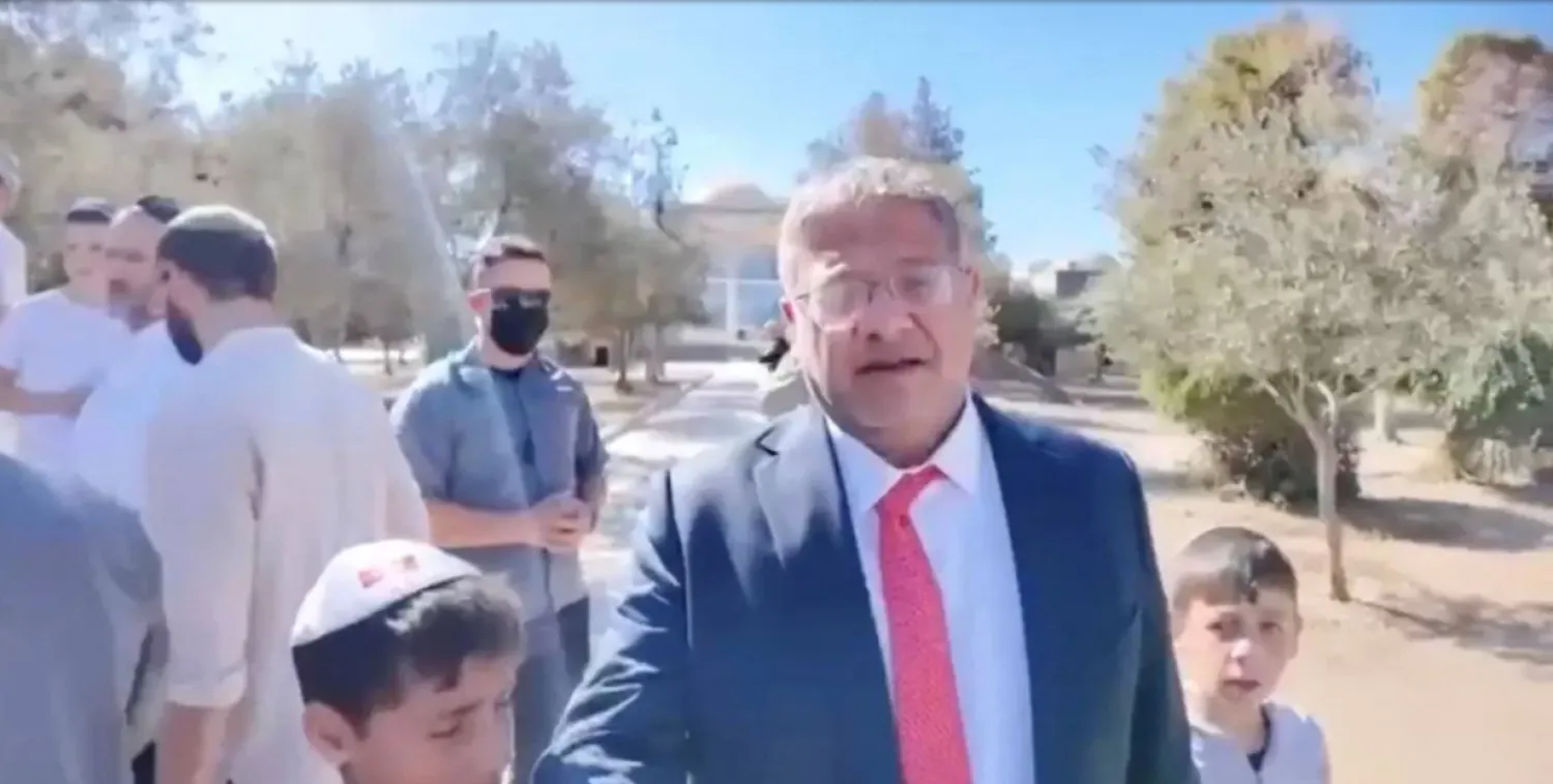 وزير الأمن القومي الإسرائيلي إيتمار بن غفير وعدد من المستوطنين خلال اقتحام المسجد (رويترز)