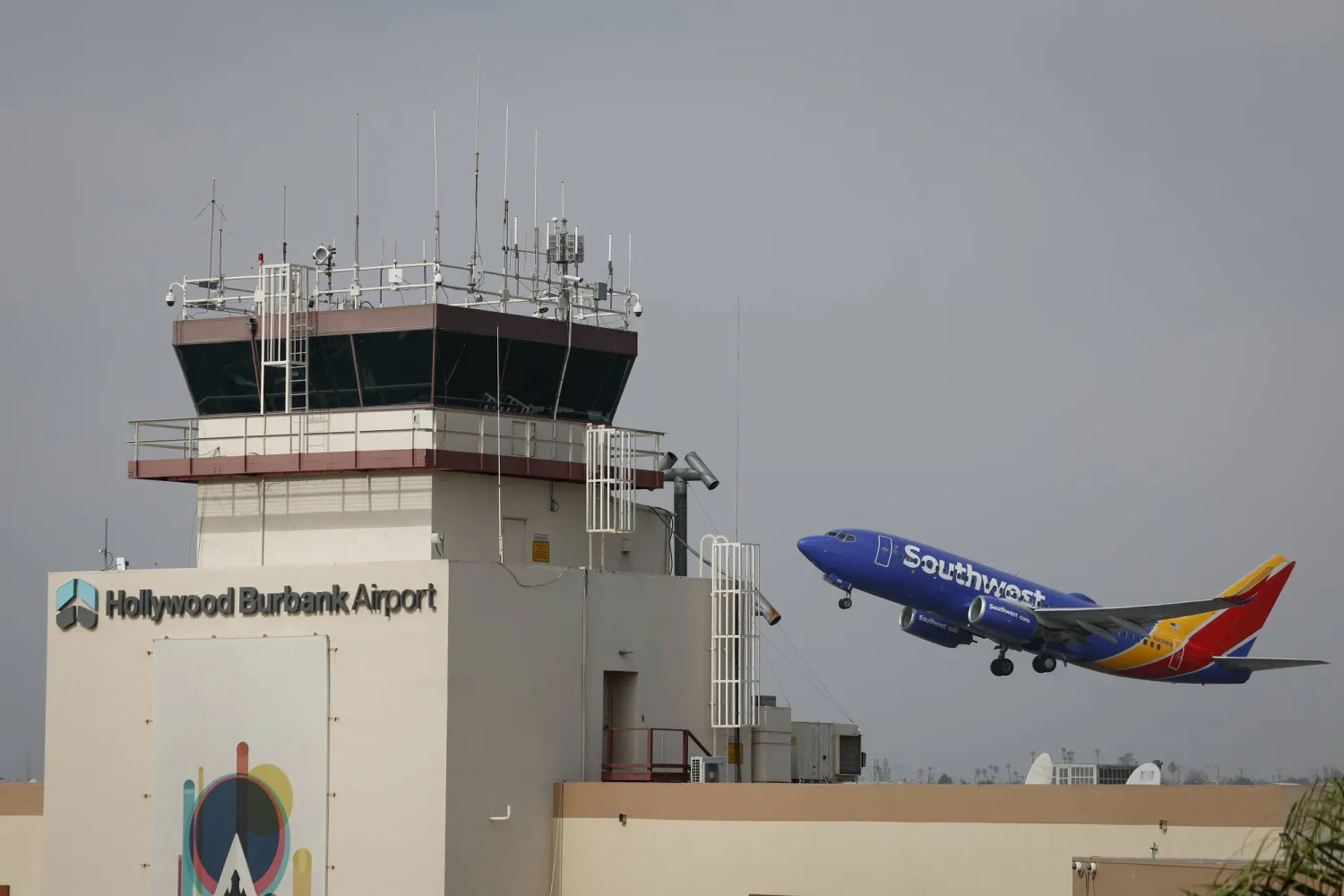 مطار هوليوود بيربانك في كاليفورنيا في 6 أكتوبر 2025 (إ.ب.أ)