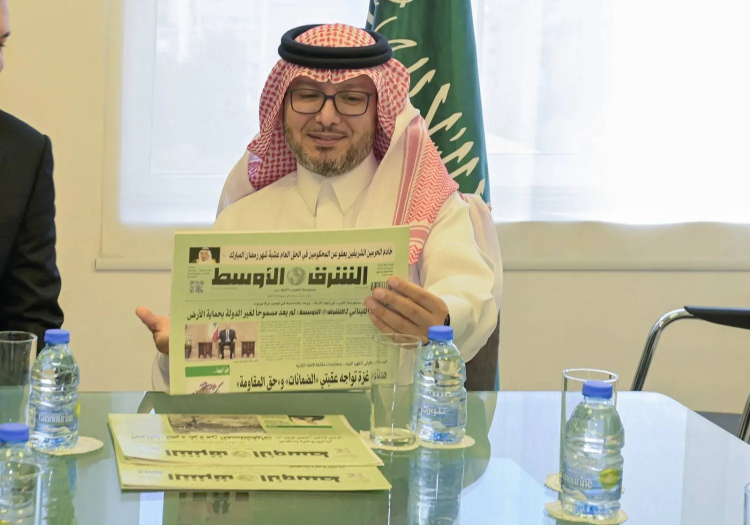 السفير السعودي لدى لبنان وليد بخاري خلال زيارته مكتب «الشرق الأوسط» في بيروت (الشرق الأوسط)