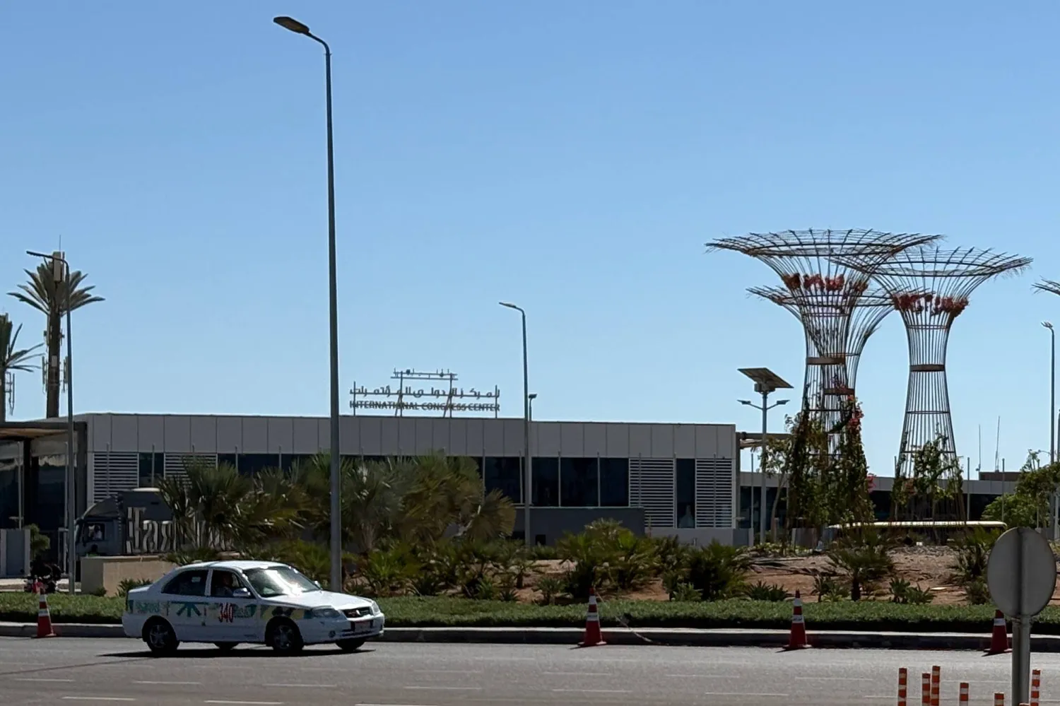 سيارة تمر أمام مركز المؤتمرات الدولي في شرم الشيخ (أ.ب)