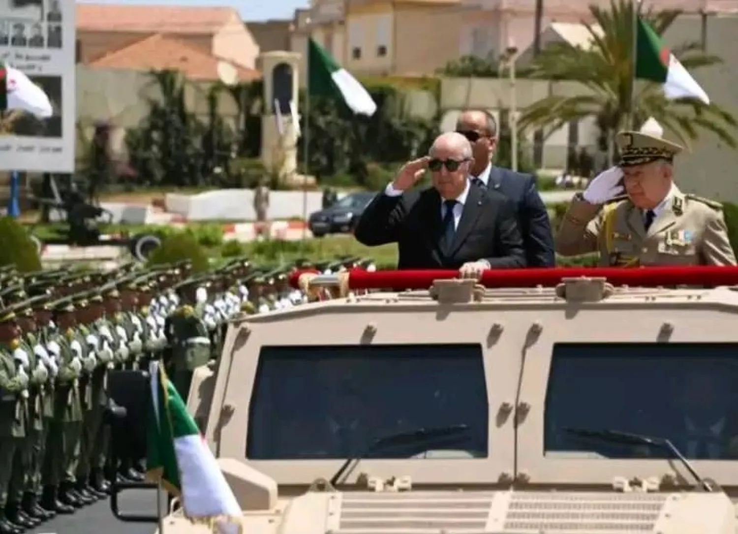 الرئيس تبون خلال إشرافه على عرض عسكري بمناسبة ذكرى الاستقلال (رئاسة الجمهورية)
