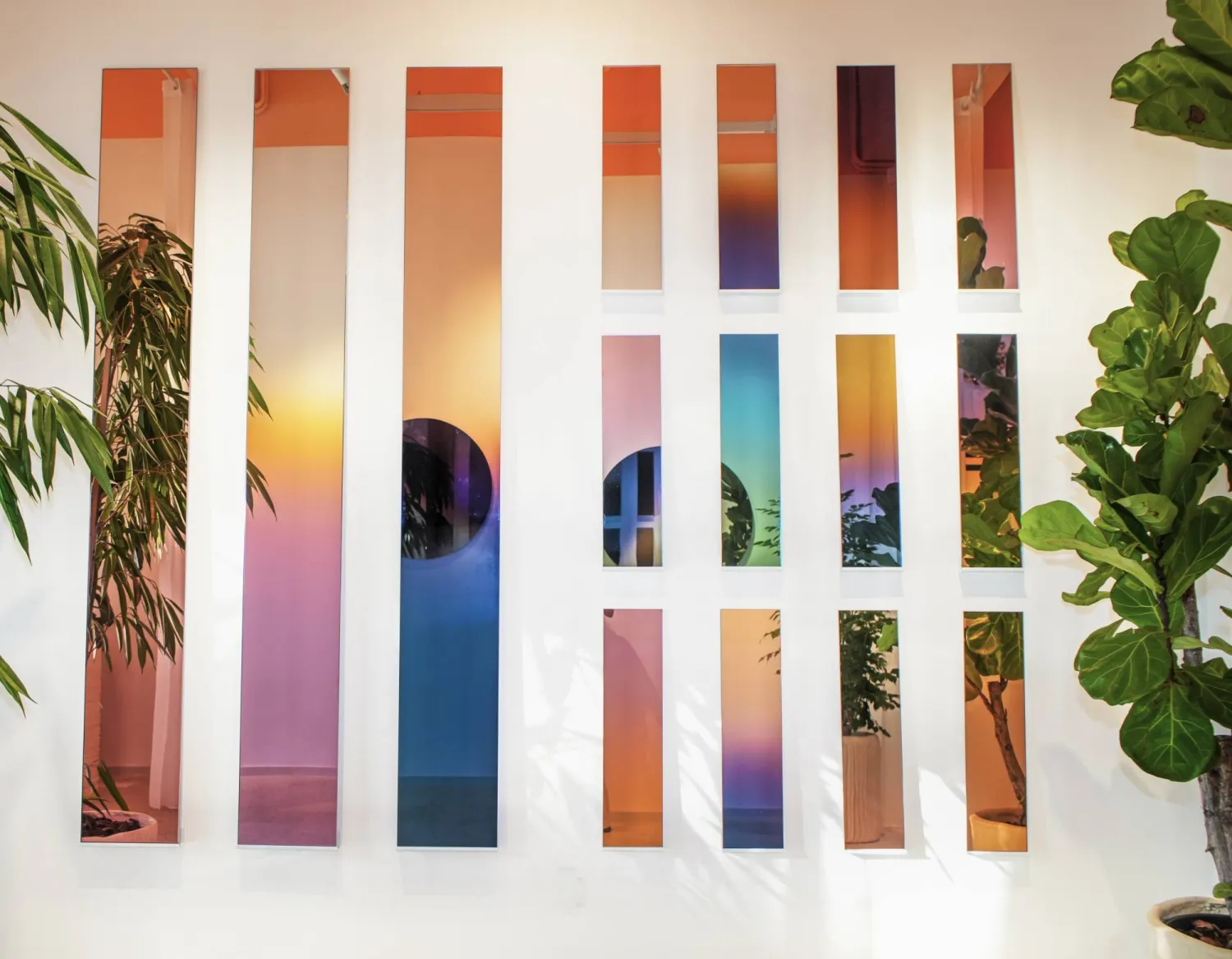 في «سبكتروم»... المرآة تُربك النظرة إلى الحقيقة (ذا ميرور بروجيكت)