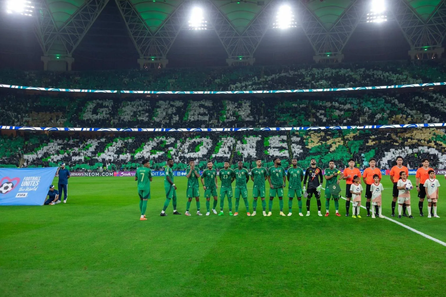 الجماهير تستعد لتقديم لوحة بصرية ضخمة عبر «تيفو» بعنوان «هنت» والتي تعني «صيد» (الاتحاد السعودي)