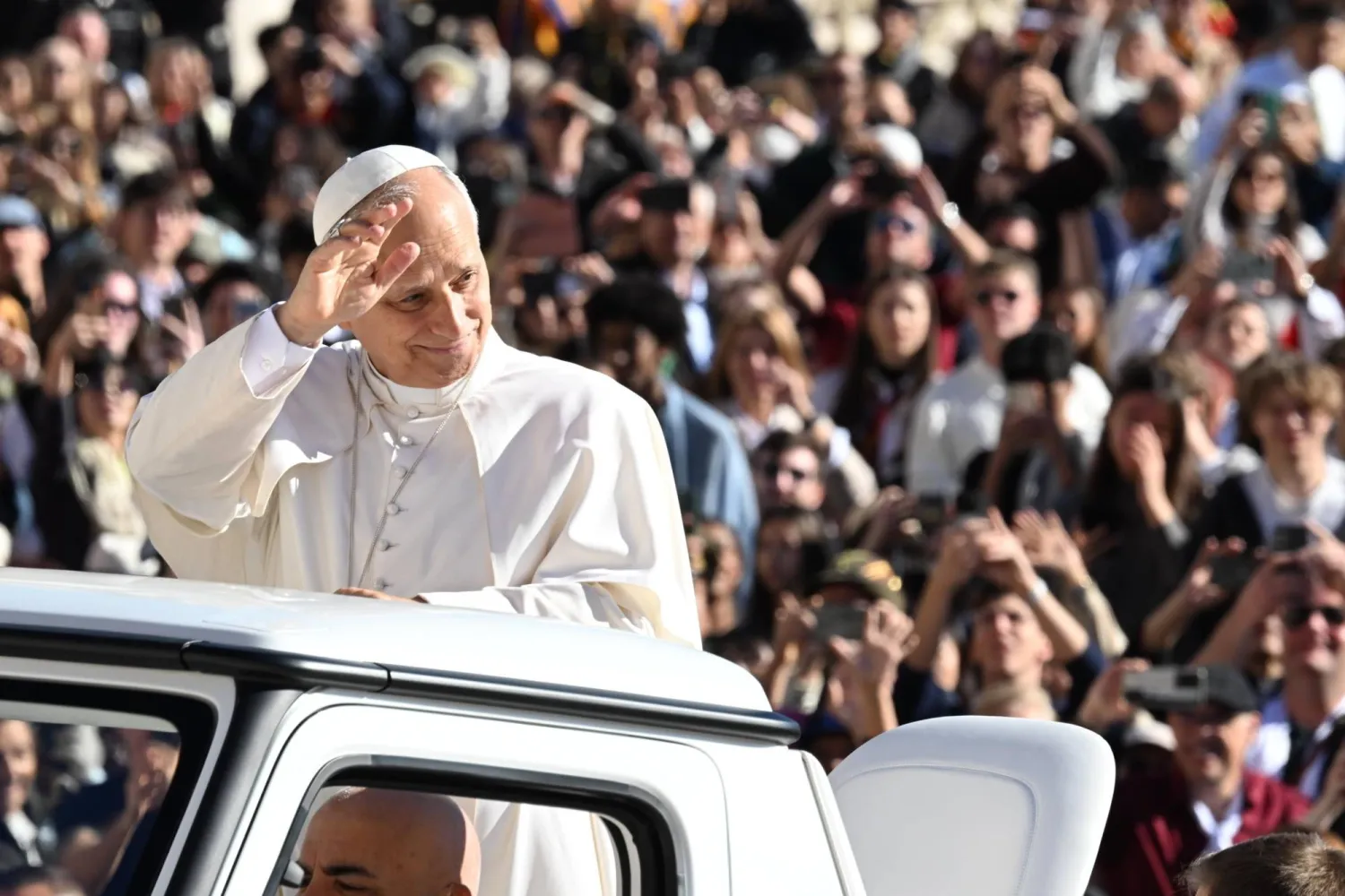 البابا ليو الرابع عشر يحيي المنتظرين خلال عظته الأسبوعية في ساحة القديس بطرس في مدينة الفاتيكان يوم الأربعاء (أ.ب.أ)