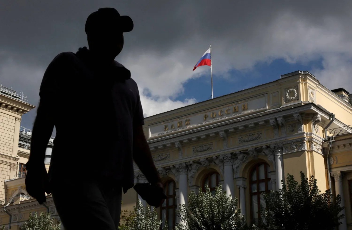 رجل يسير بالقرب من مقر البنك المركزي الروسي (رويترز)