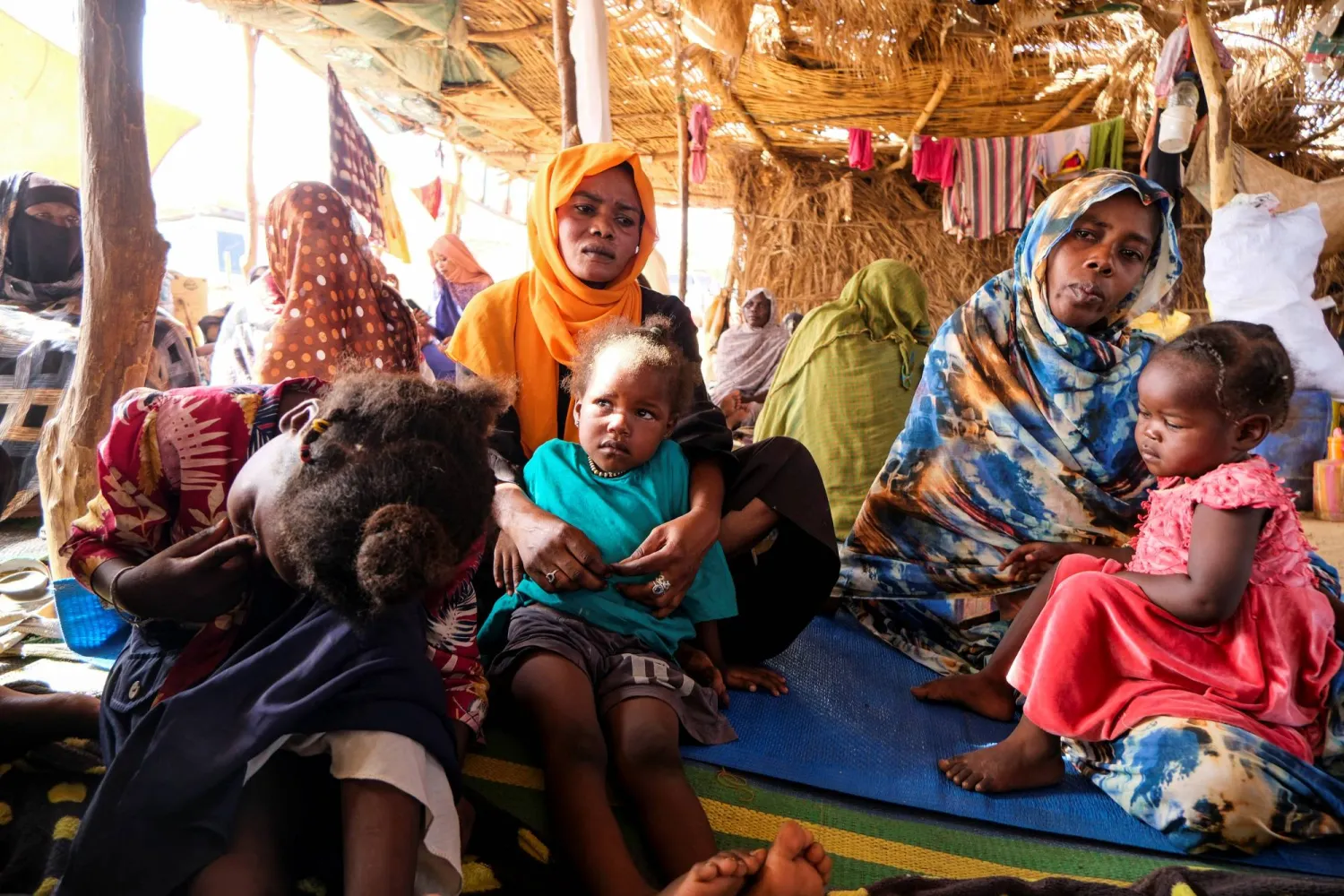 أكد سكان في الفاشر أنهم باتوا يلجأون إلى استخدام الصبار والثوم وغيرهما من الأعشاب البلدية لعلاج مرضاهم (رويترز)