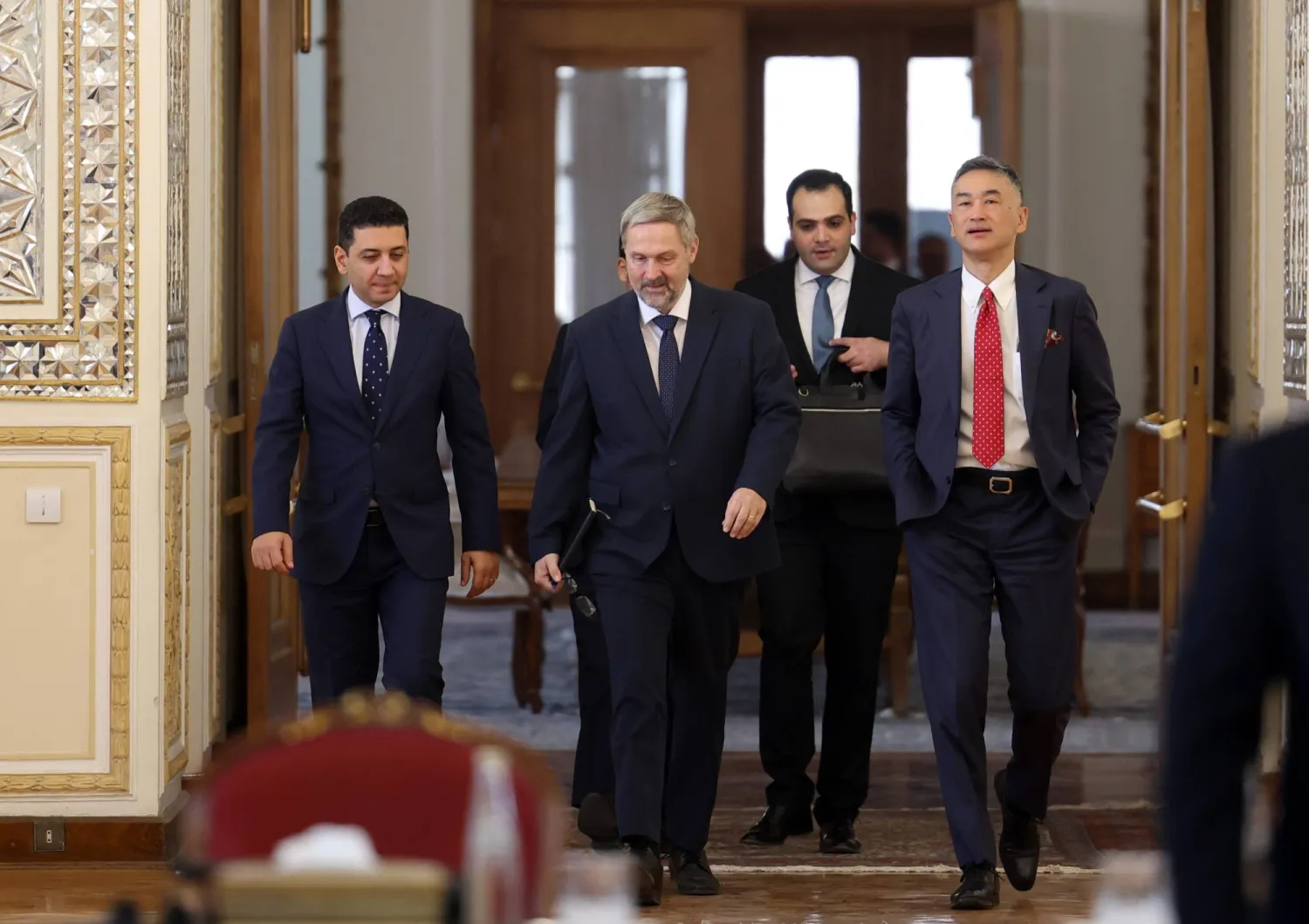 دبلوماسيون أجانب يصلون لمقر الخارجية الإيرانية للمشاركة في اجتماع مع عراقجي الأحد الماضي (إ.ب.أ)