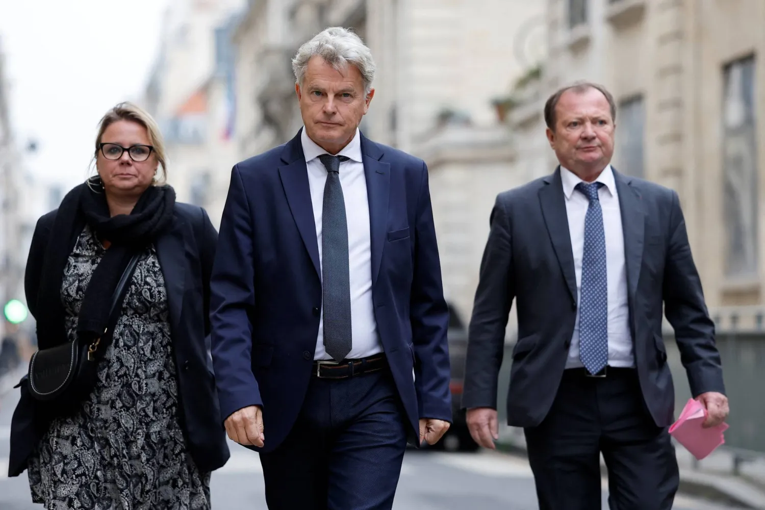 فابيان روسيل متجهاً إلى مقر رئاسة الحكومة للقاء رئيسها المستقيل سيباستيان لو كورنو (رويترز)