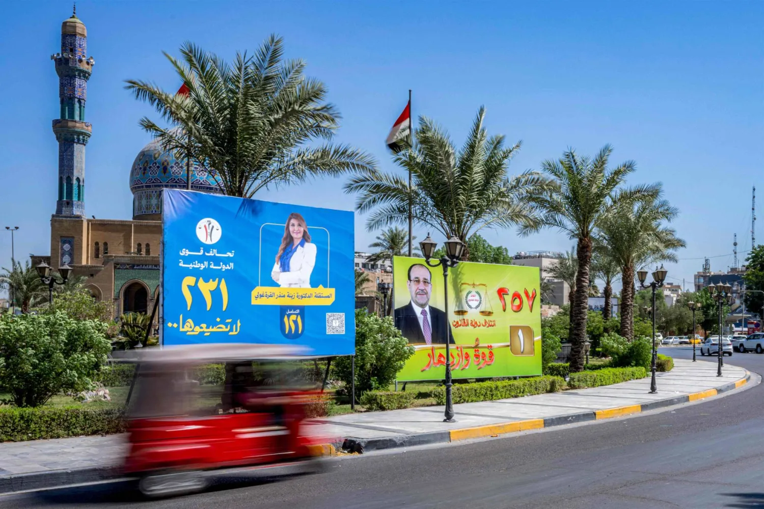 لافتات انتخابية بدا في إحداها رئيس الوزراء العراقي السابق نوري المالكي في أحد شوارع بغداد المؤدية إلى ساحة الفردوس (أ.ف.ب)