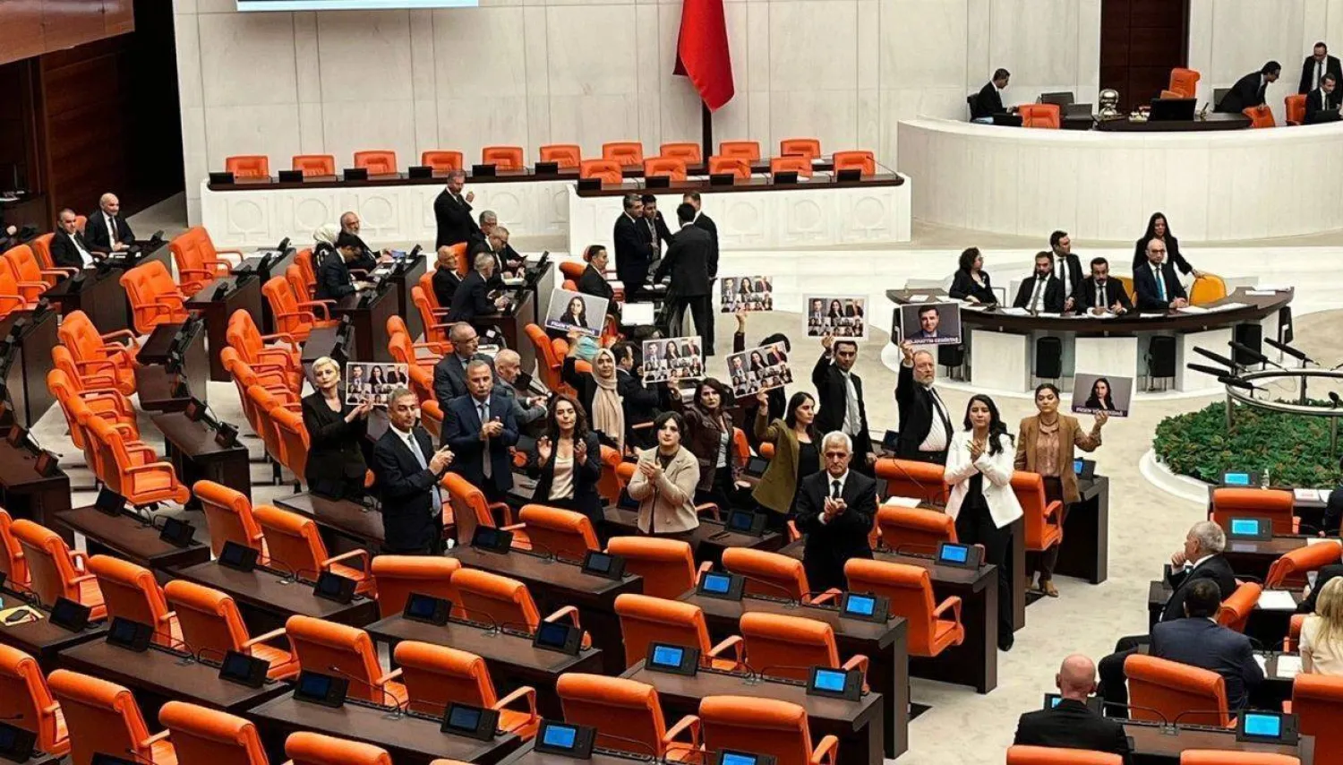 نواب حزب «الديمقراطية والمساواة للشعوب» المؤيد للأكراد نظموا احتجاجاً في البرلمان التركي بسبب اعتراض الحكومة على قرار للمحكمة الأوروبية لحقوق الإنسان بالإفراج عن السياسي الكردي صلاح الدين دميرطاش (حساب الحزب في إكس)