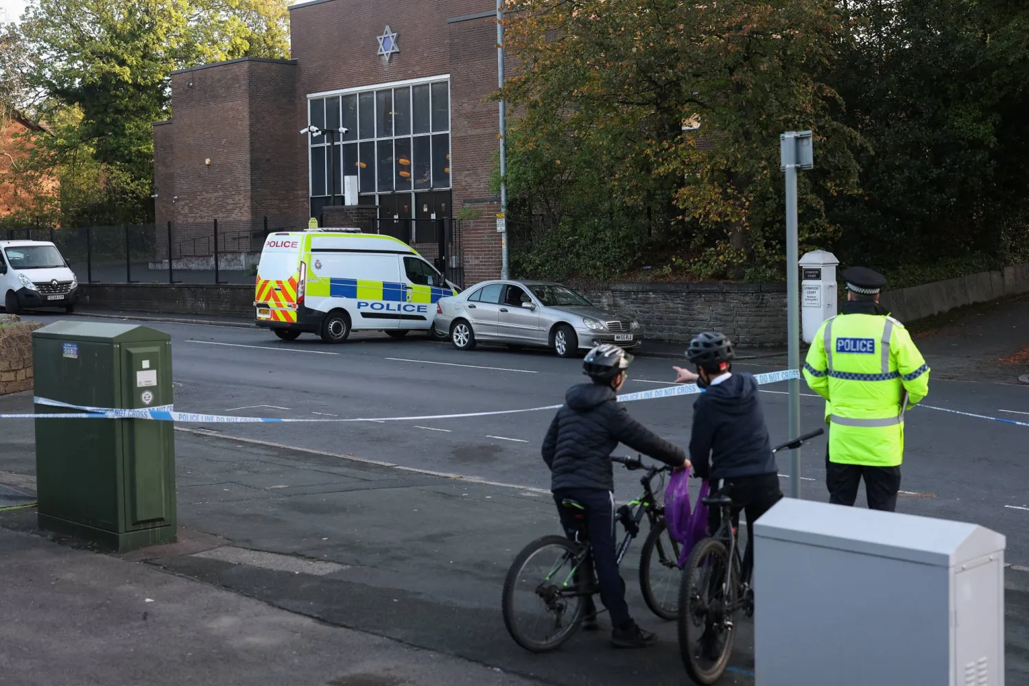 الشرطة البريطانية تضرب طوقاً أمنياً ​​خارج كنيس في مانشستر حيث قُتل عدد من الأشخاص (رويترز)