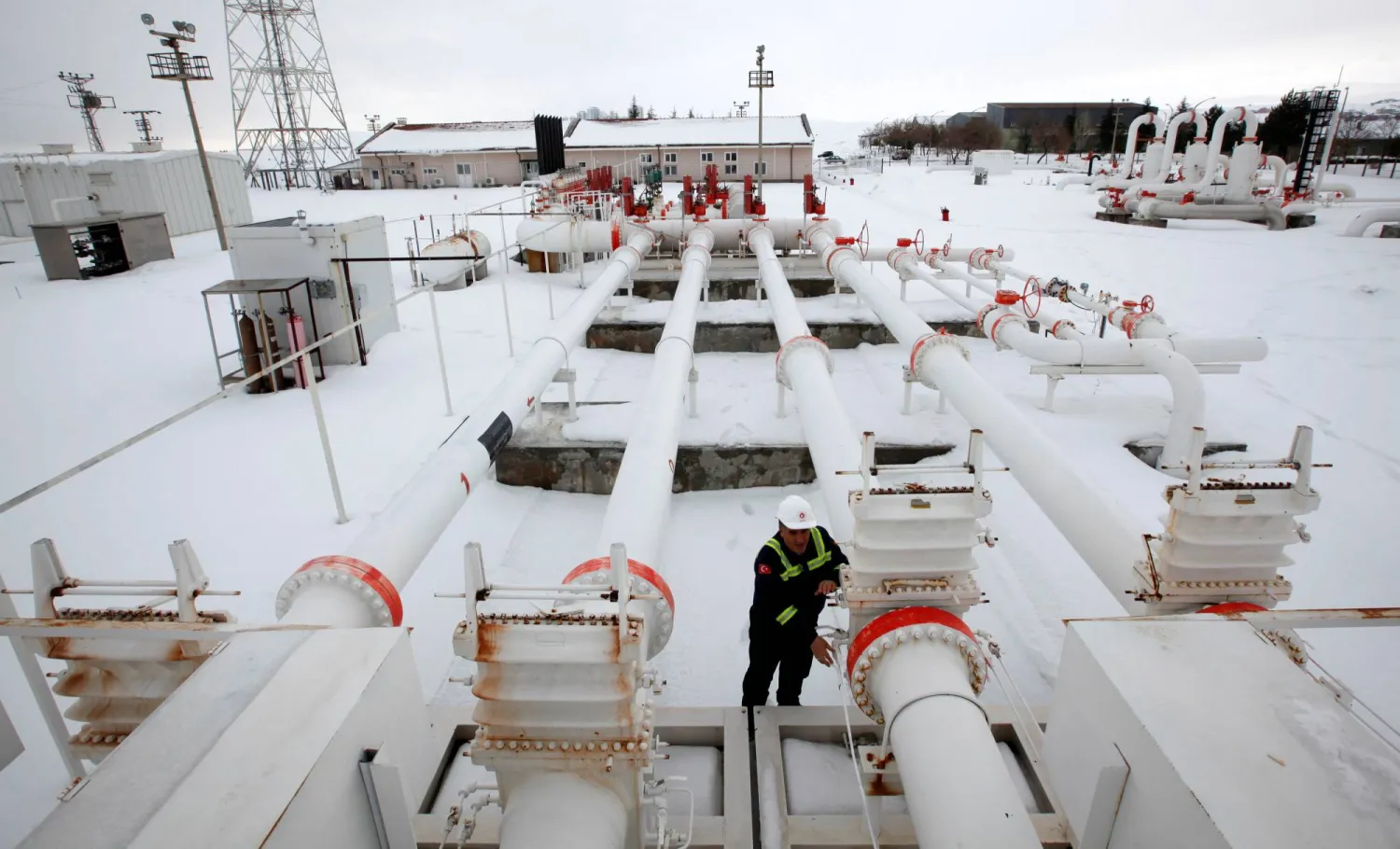 A worker checks the valve gears in a natural gas control center of Türkiye’s Petroleum and Pipeline Corporation, 35 km (22 miles) west of Ankara, February 14, 2012. (Reuters) 