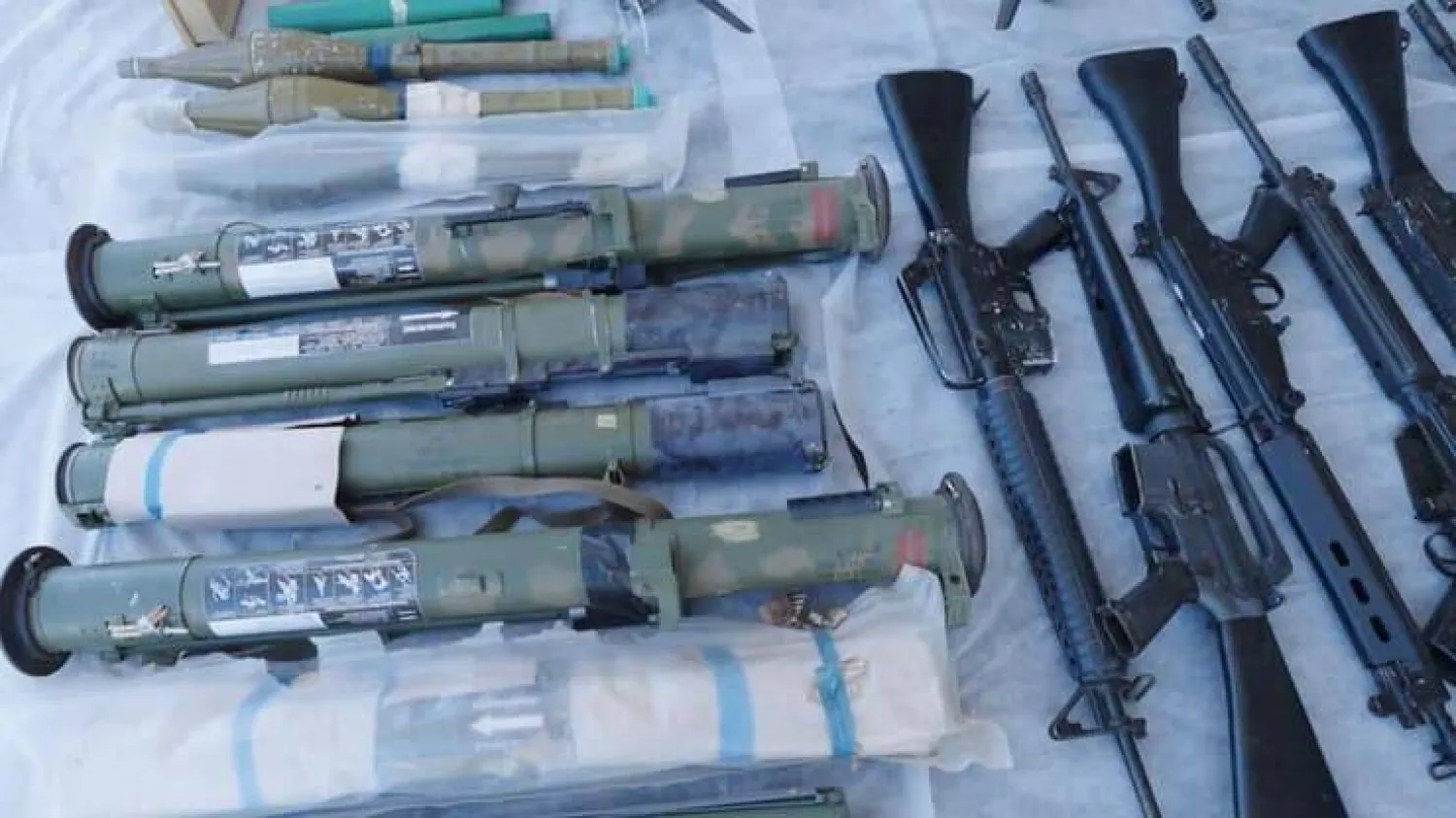 صورة نشرها الجيش لأسلحة قال إنها جاءت من إيران وموجهة إلى الضفة الغربية