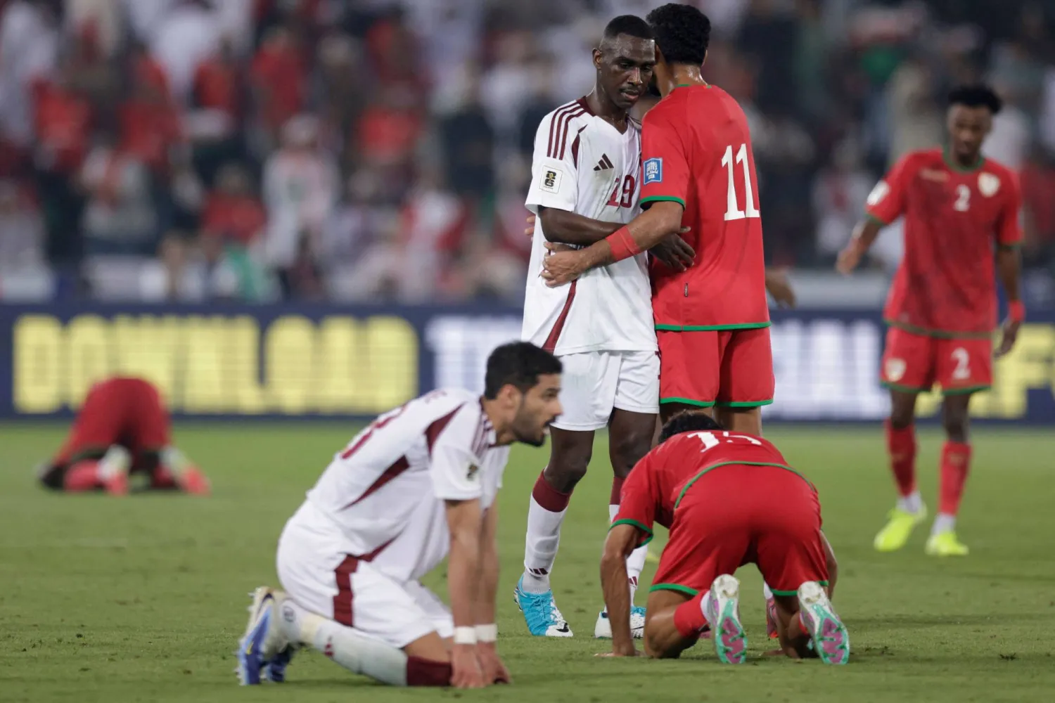 لاعبو المنتخبين بعد نهاية المواجهة (أ.ف.ب)