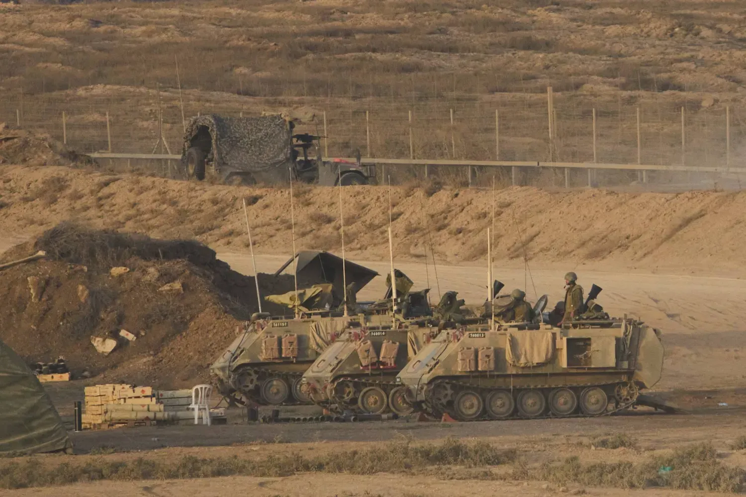 İsrail'in güneyindeki Gazze Şeridi sınırında mevzilenen İsrail askerleri, (AP)