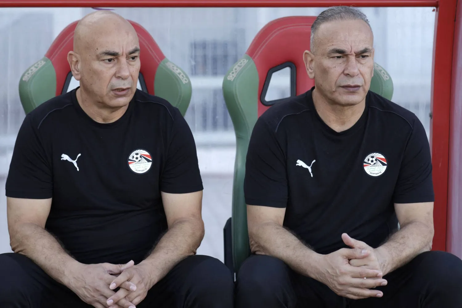 حسام حسن وإلى جانبه شقيقه إبراهيم خلال المباراة أمام جيبوتي (أ.ف.ب)